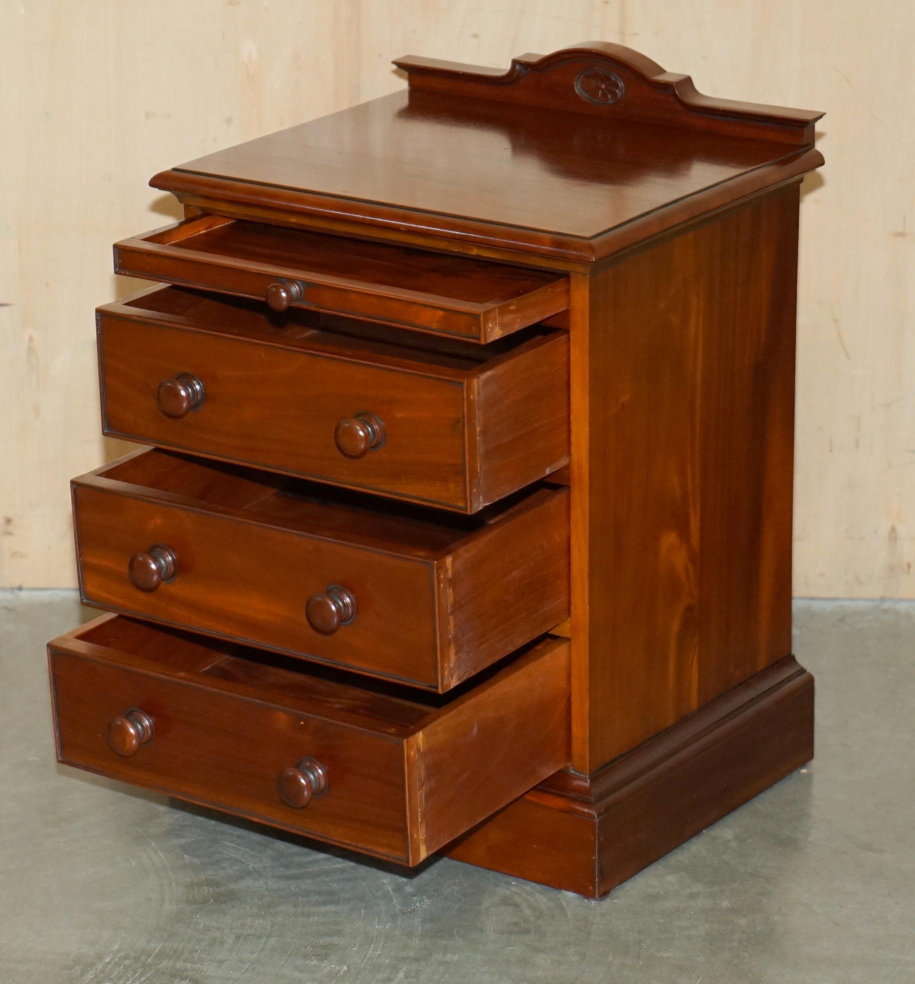 PAIR OF VINTAGE FLAMED HARDWOOD BEDSIDE TABLE NiGHTSTAND DRAWERS PART SUITE For Sale 2
