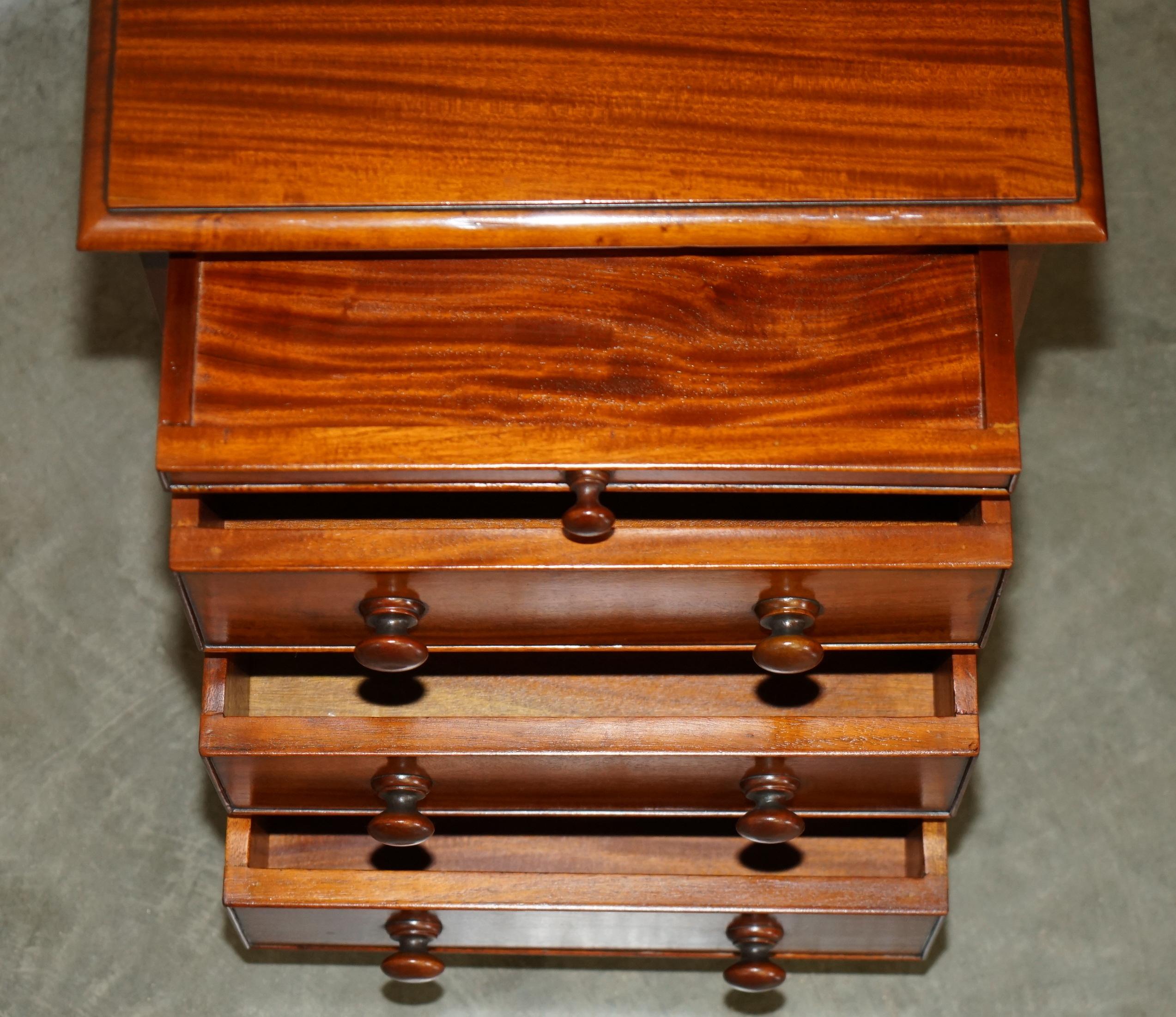 PAIR OF VINTAGE FLAMED HARDWOOD BEDSIDE TABLE NiGHTSTAND DRAWERS PART SUITE For Sale 4