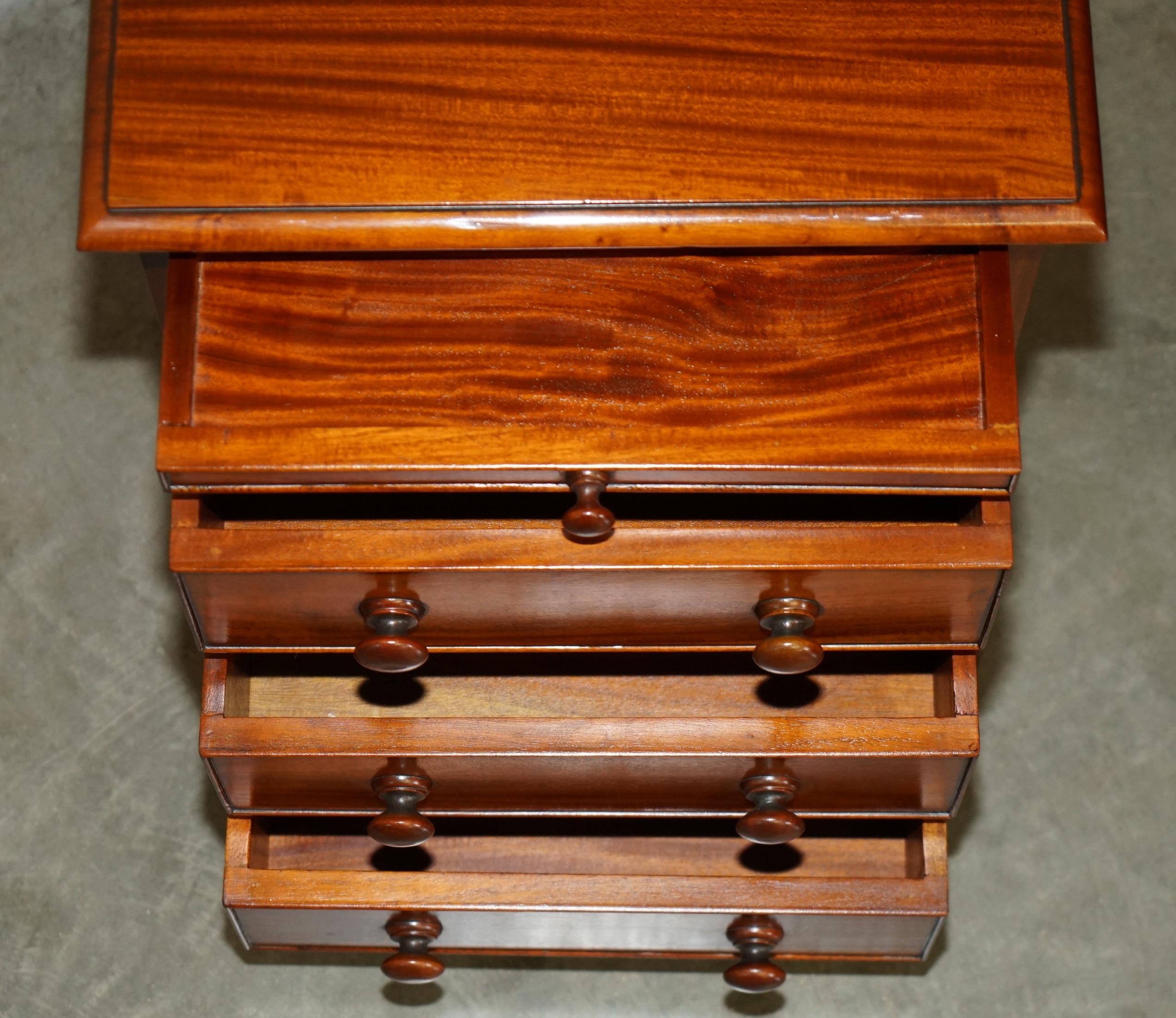 PAIR OF VINTAGE FLAMED HARDWOOD BEDSIDE TABLE NiGHTSTAND DRAWERS PART SUITE For Sale 3