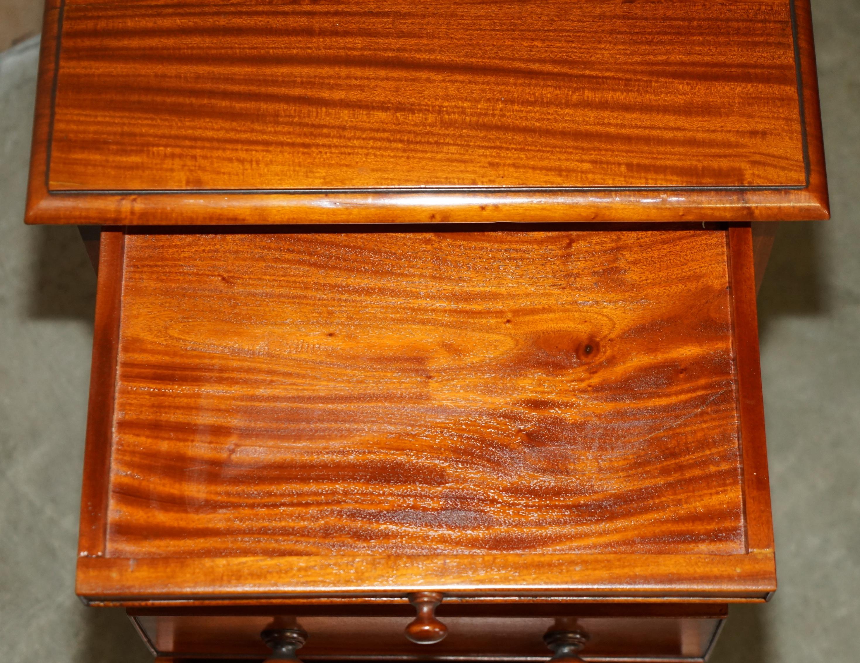 PAIR OF VINTAGE FLAMED HARDWOOD BEDSIDE TABLE NiGHTSTAND DRAWERS PART SUITE For Sale 4