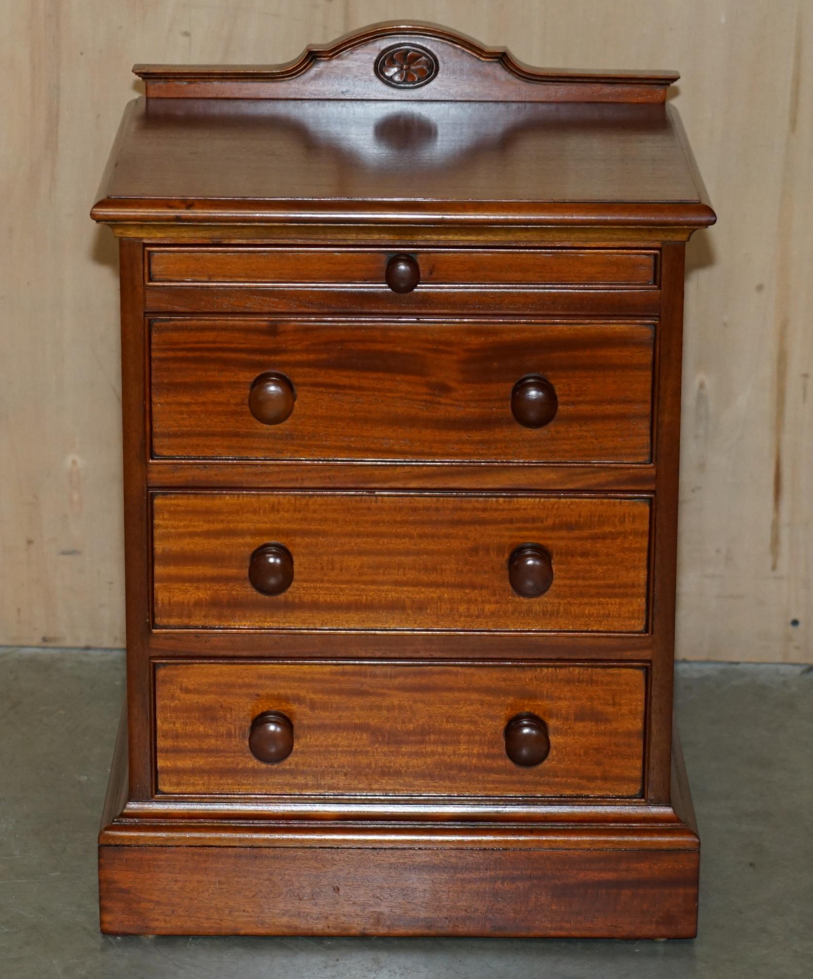 PAIR OF VINTAGE FLAMED HARDWOOD BEDSIDE TABLE NiGHTSTAND DRAWERS PART SUITE For Sale 7