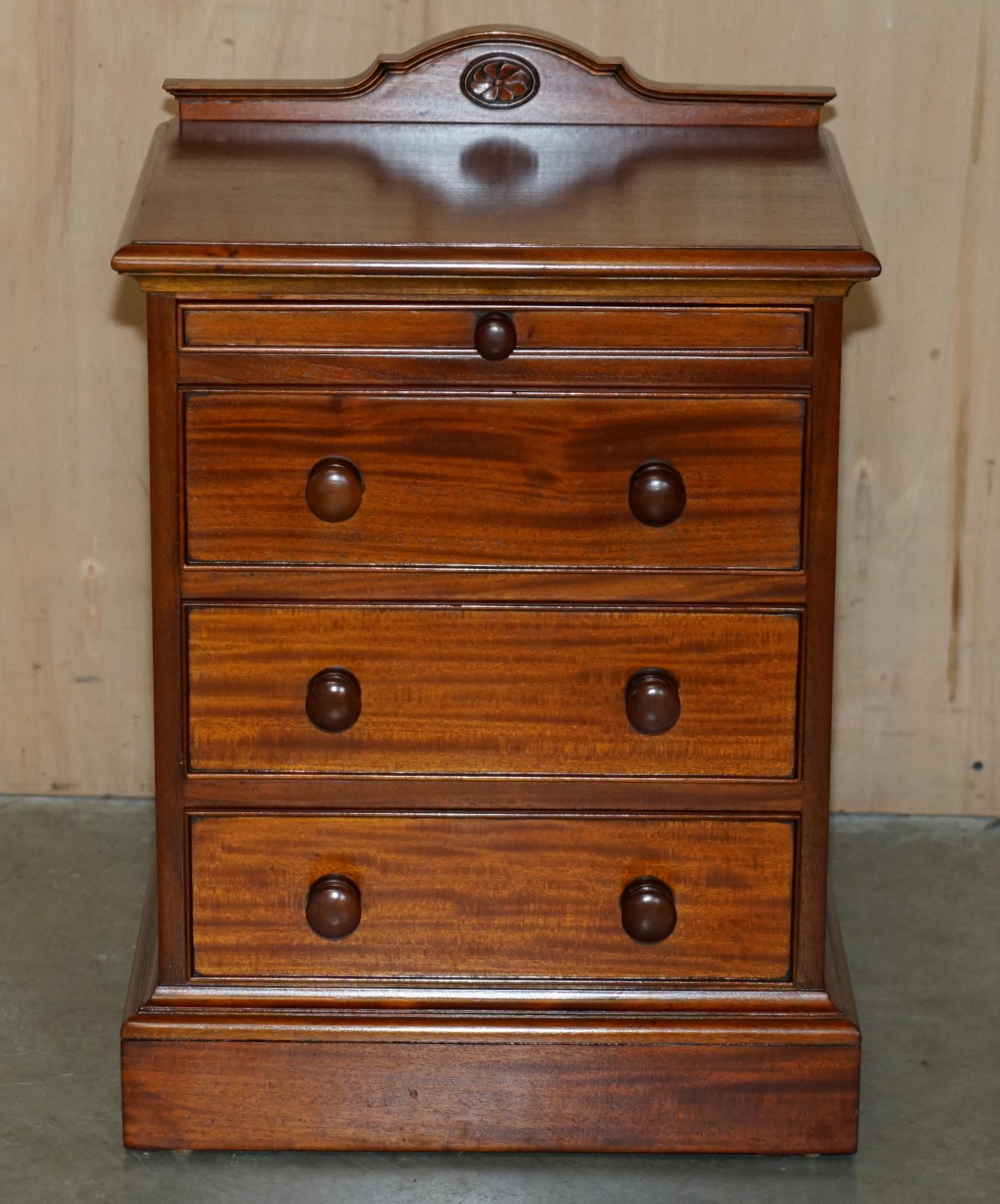 PAIR OF VINTAGE FLAMED HARDWOOD BEDSIDE TABLE NiGHTSTAND DRAWERS PART SUITE For Sale 6