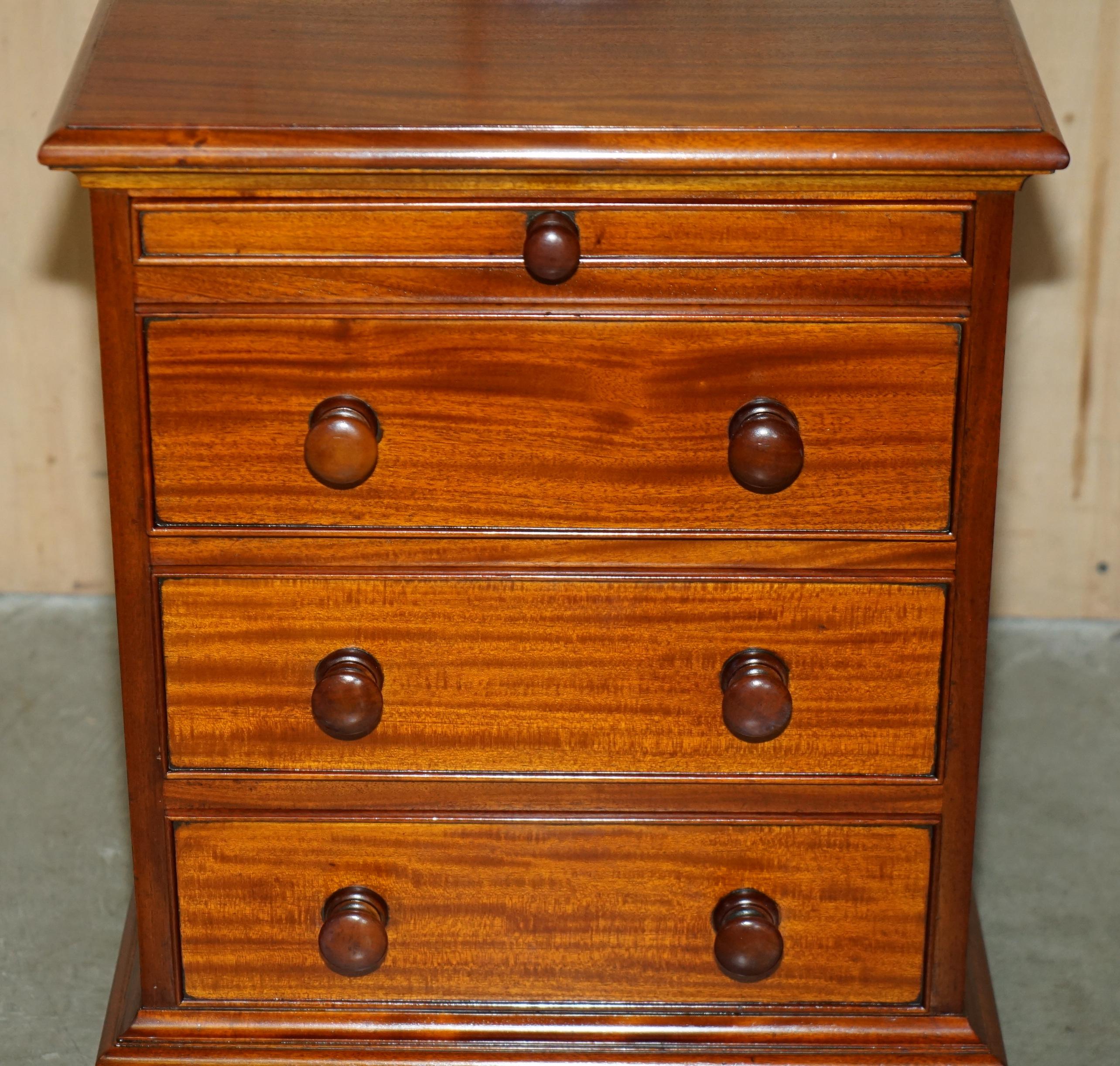 PAIR OF VINTAGE FLAMED HARDWOOD BEDSIDE TABLE NiGHTSTAND DRAWERS PART SUITE For Sale 7