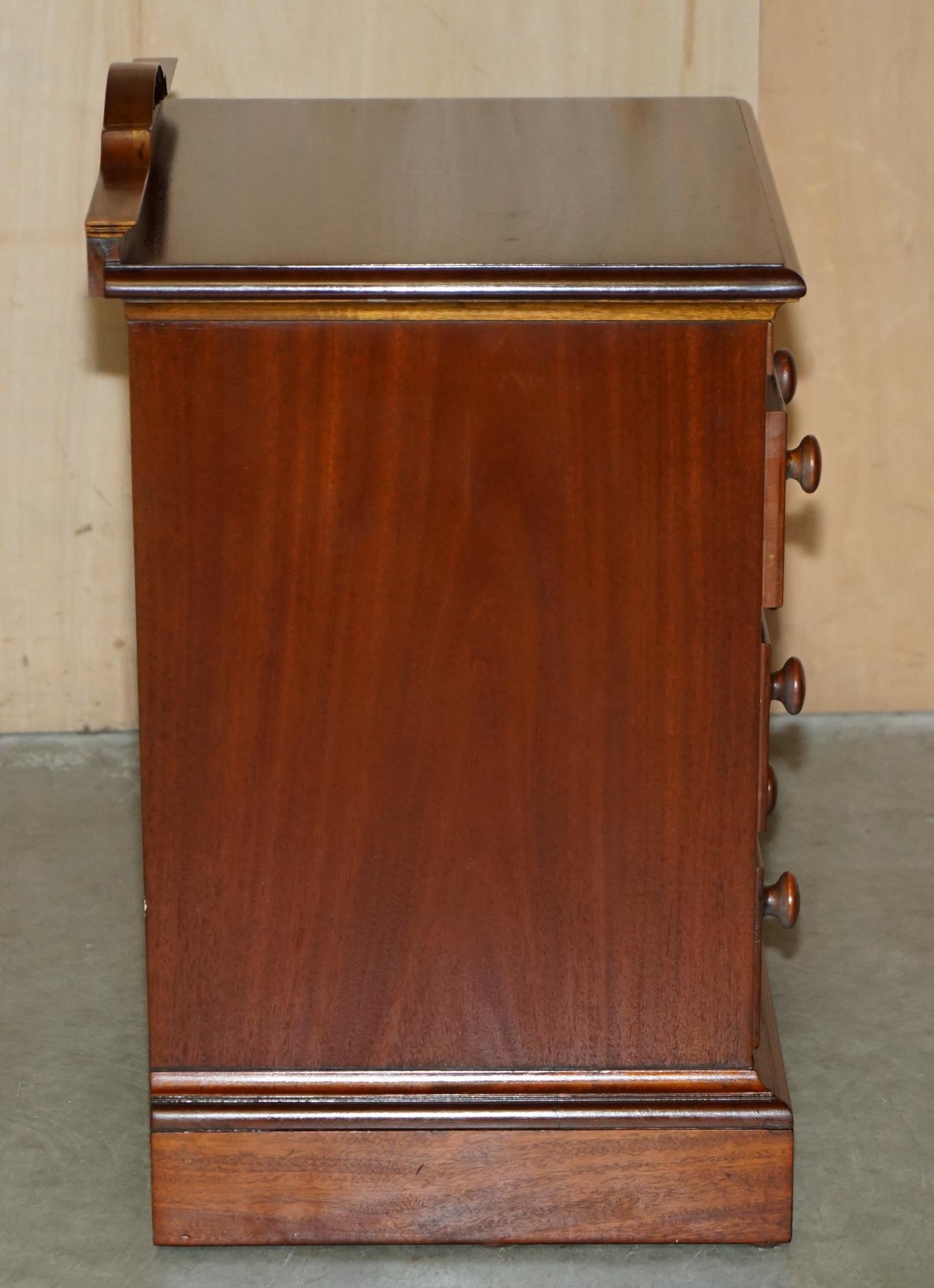 PAIR OF VINTAGE FLAMED HARDWOOD BEDSIDE TABLE NiGHTSTAND DRAWERS PART SUITE For Sale 10