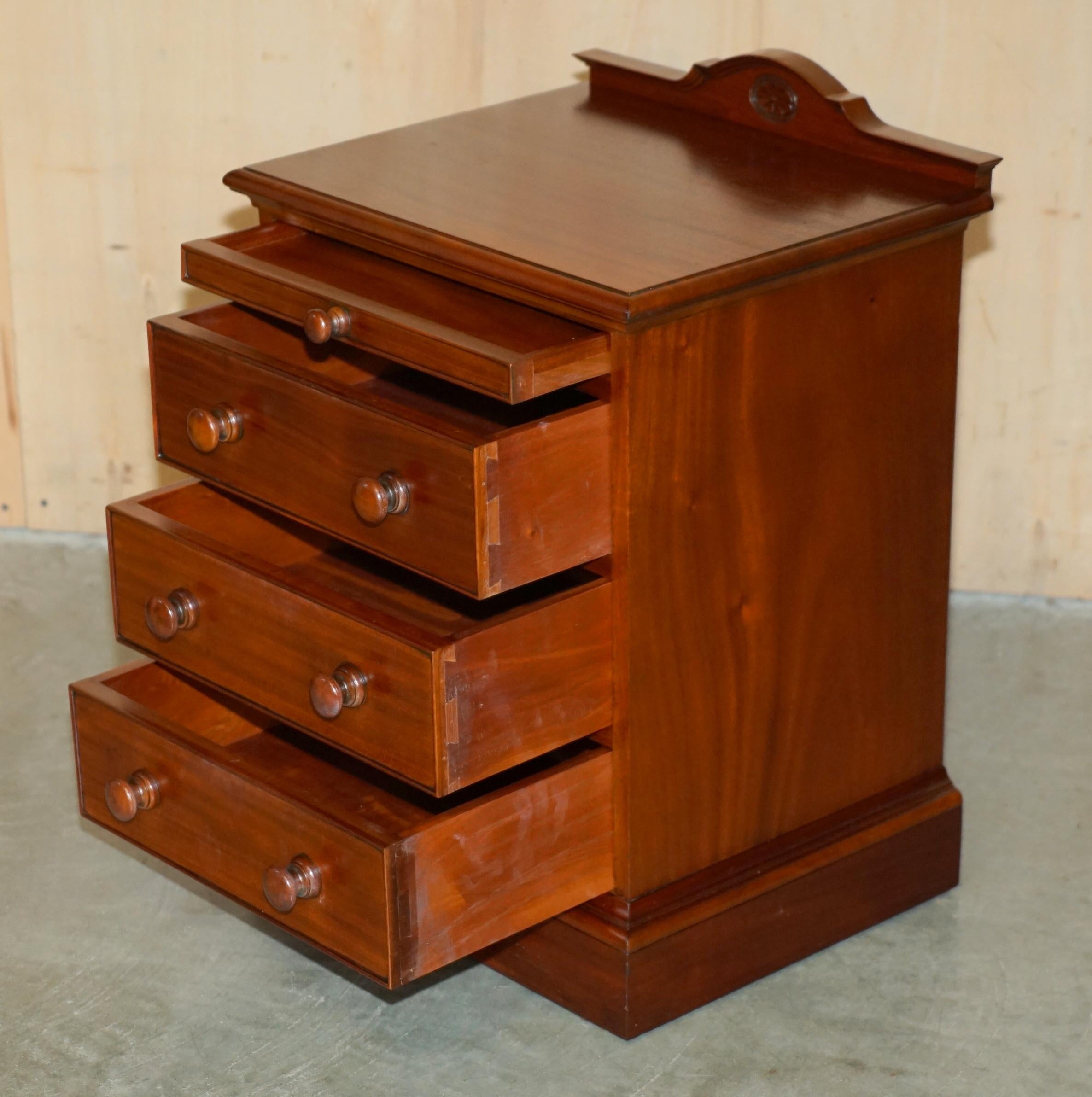 PAIR OF VINTAGE FLAMED HARDWOOD BEDSIDE TABLE NiGHTSTAND DRAWERS PART SUITE For Sale 12