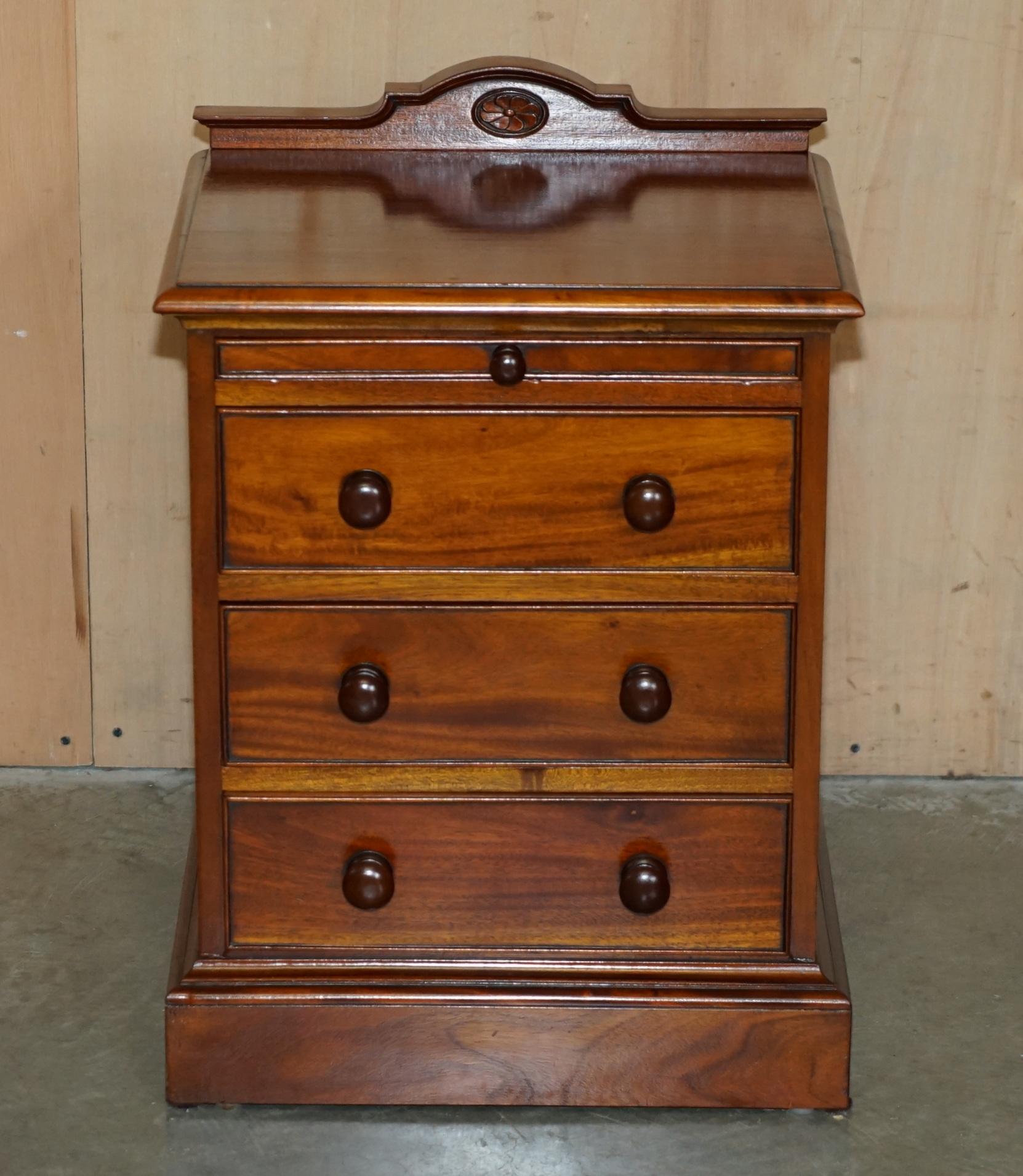 English PAIR OF VINTAGE FLAMED HARDWOOD BEDSIDE TABLE NiGHTSTAND DRAWERS PART SUITE For Sale