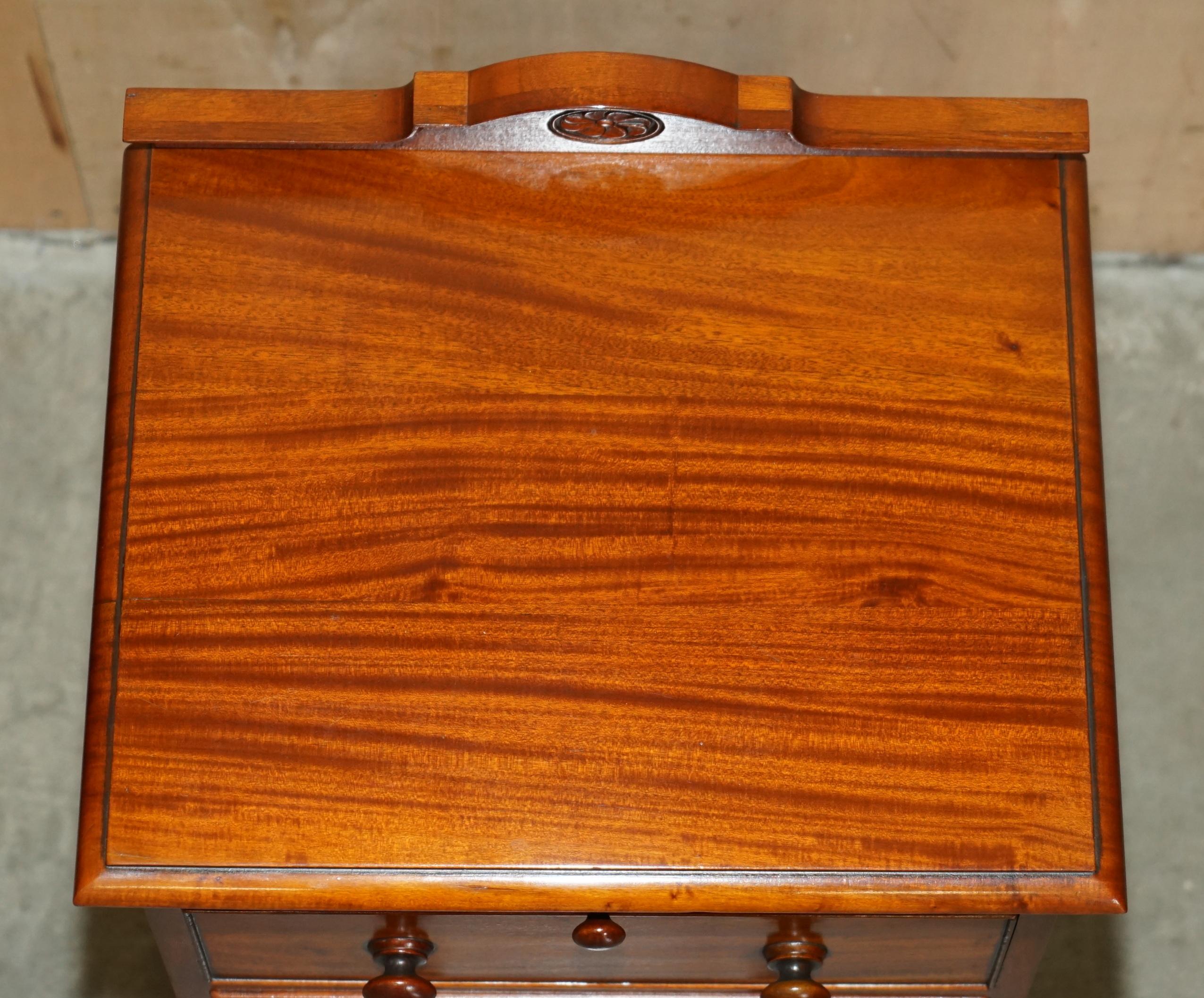 Hand-Crafted PAIR OF VINTAGE FLAMED HARDWOOD BEDSIDE TABLE NiGHTSTAND DRAWERS PART SUITE For Sale