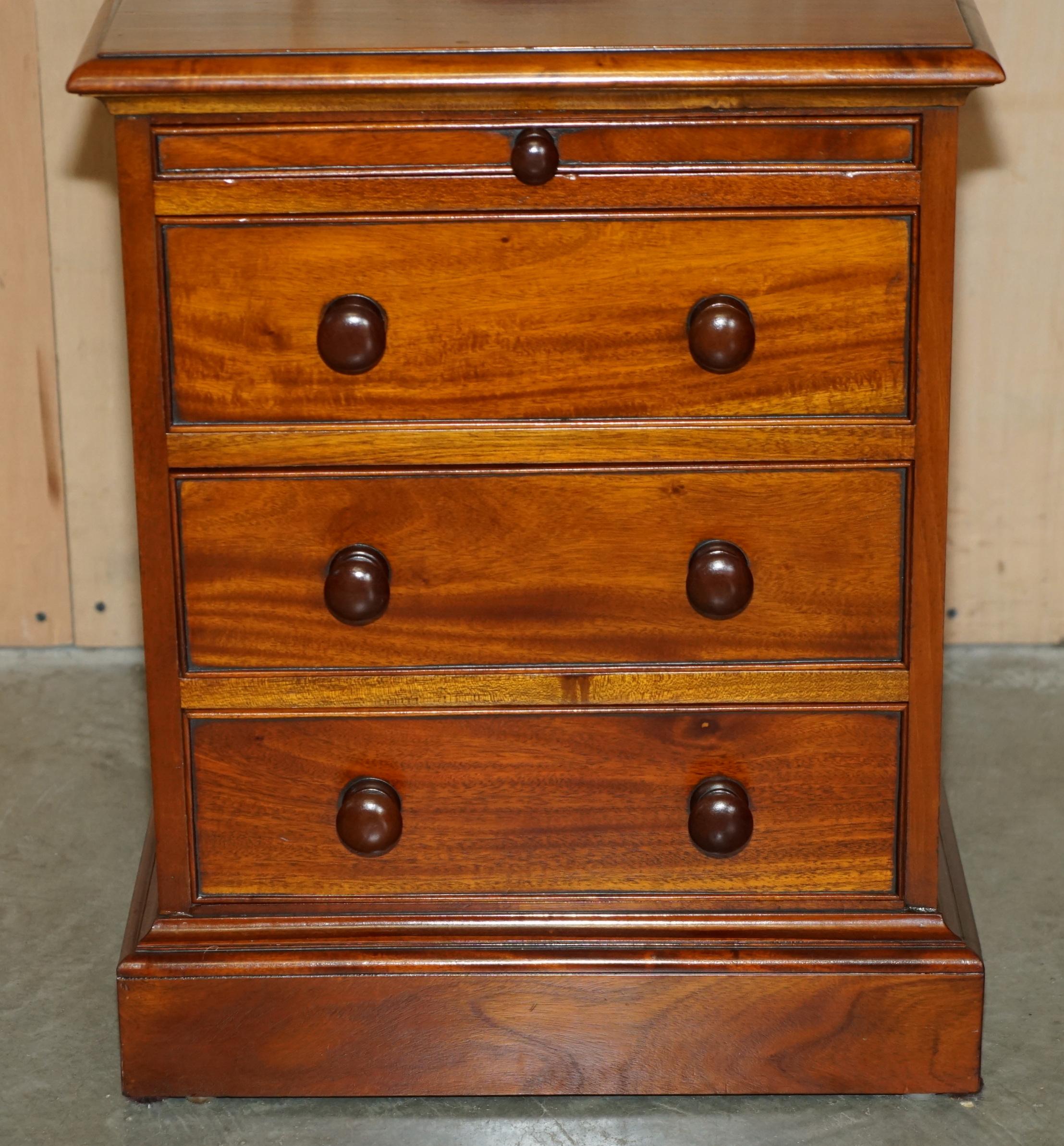 Hardwood PAIR OF VINTAGE FLAMED HARDWOOD BEDSIDE TABLE NiGHTSTAND DRAWERS PART SUITE For Sale