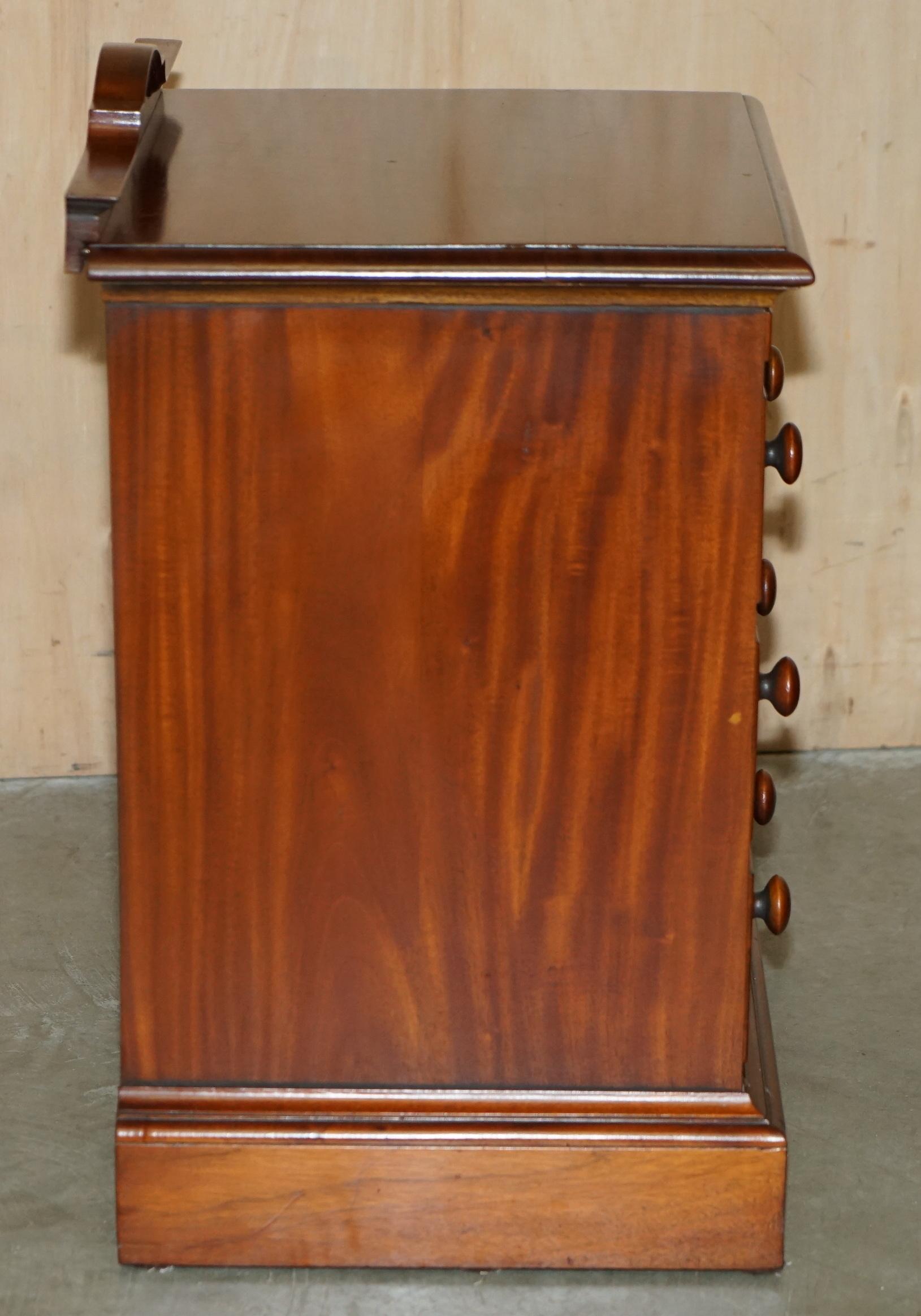 Hardwood PAIR OF VINTAGE FLAMED HARDWOOD BEDSIDE TABLE NiGHTSTAND DRAWERS PART SUITE For Sale