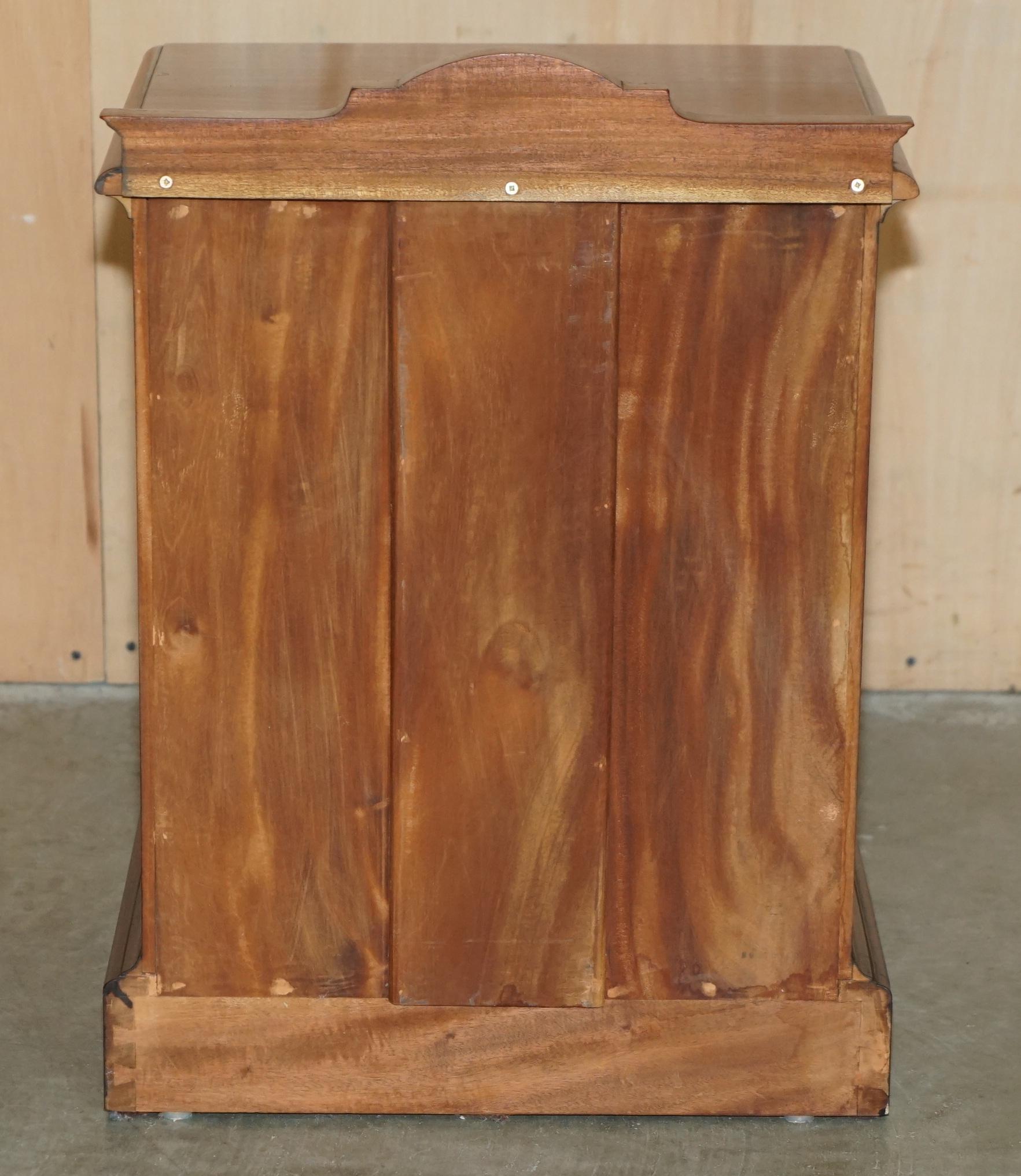 PAIR OF VINTAGE FLAMED HARDWOOD BEDSIDE TABLE NiGHTSTAND DRAWERS PART SUITE For Sale 1