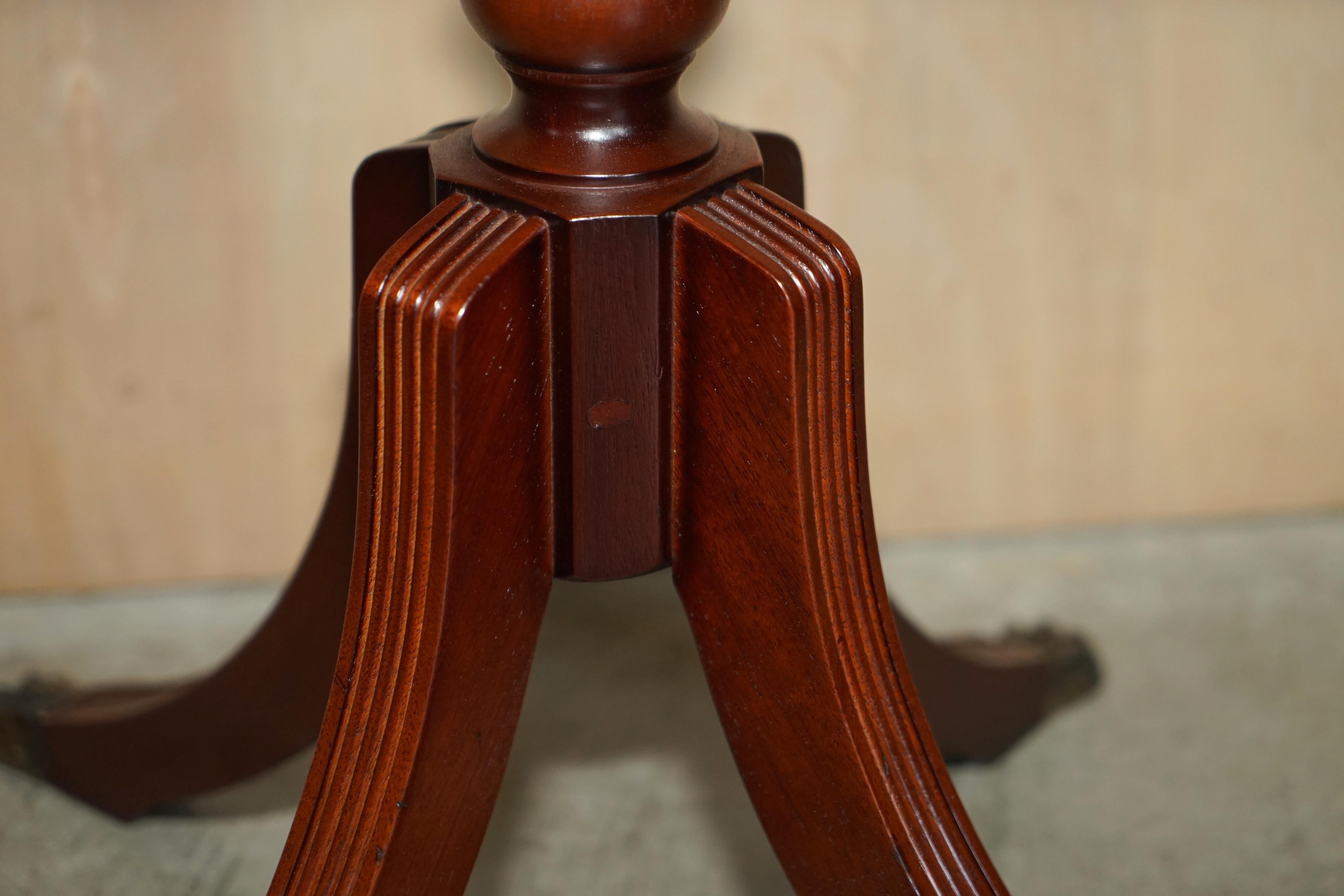 PAIR OF VINTAGE FLAMED HARDWOOD LIONS HAIRY PAW FEET SiDE END LAMP WINE TABLES In Good Condition In West Sussex, Pulborough