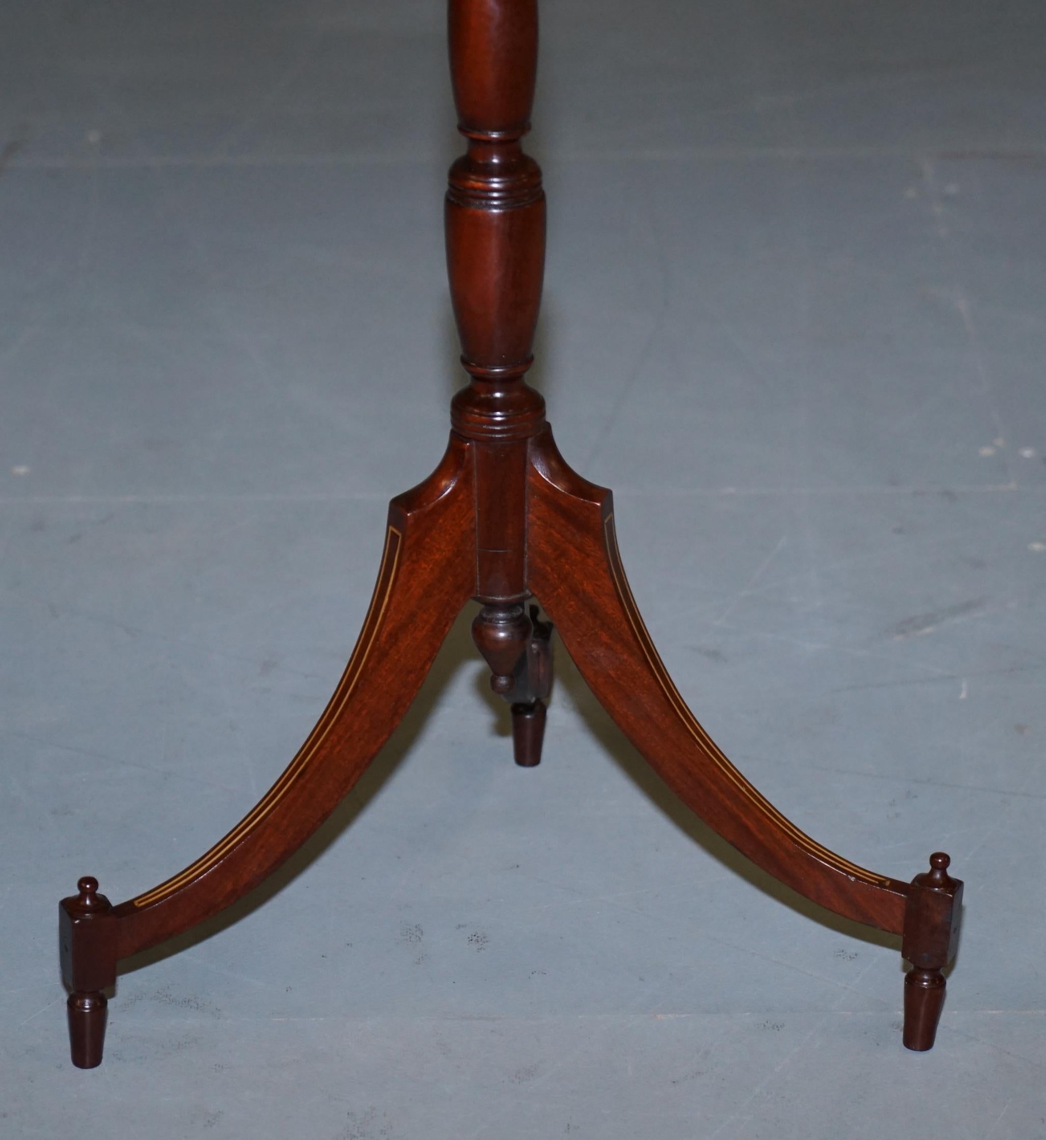 Pair of Vintage Flamed Walnut & Inlaid Regency Style Tripod Side End Lamp Tables For Sale 11