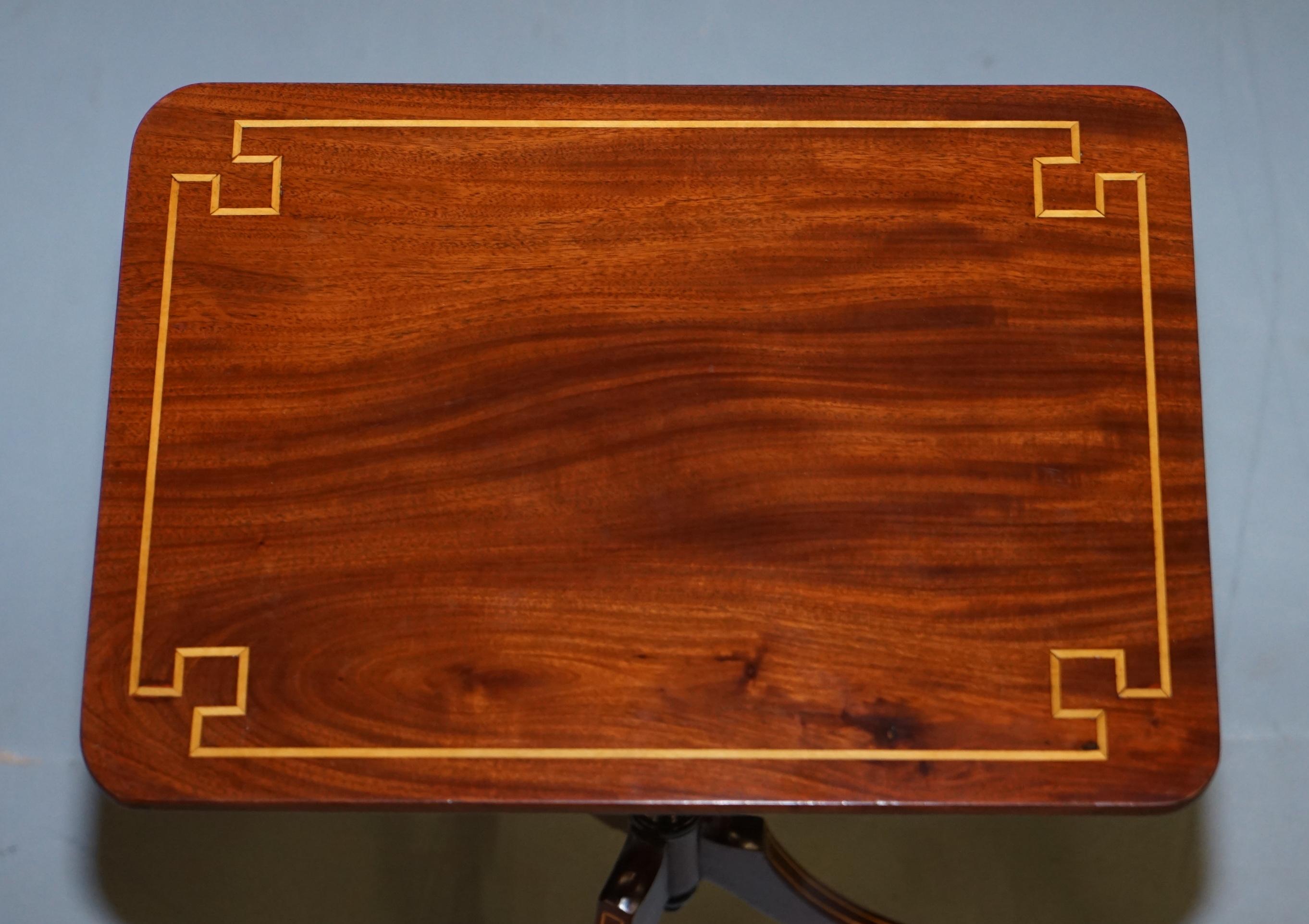 English Pair of Vintage Flamed Walnut & Inlaid Regency Style Tripod Side End Lamp Tables For Sale