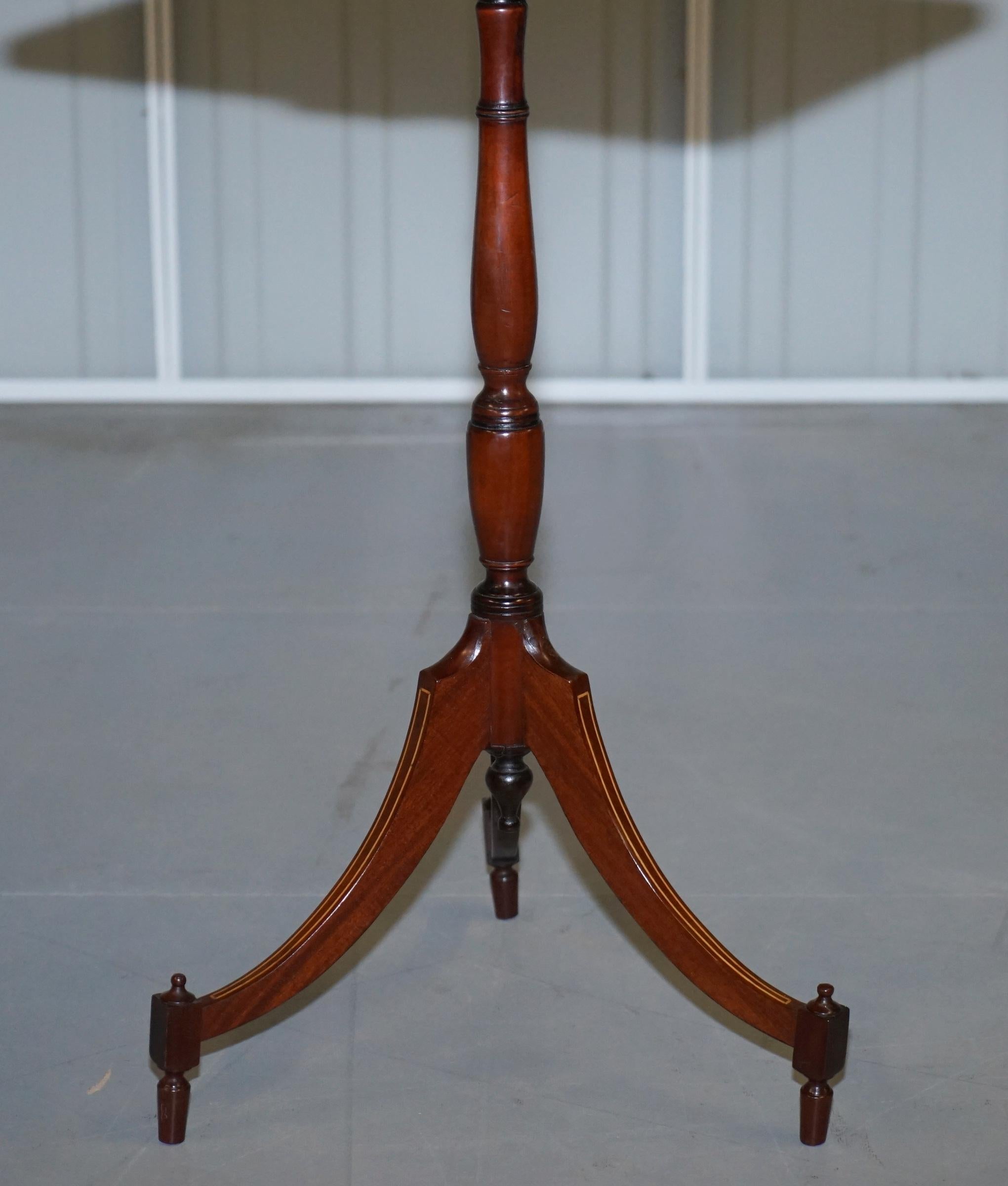 Pair of Vintage Flamed Walnut & Inlaid Regency Style Tripod Side End Lamp Tables For Sale 1