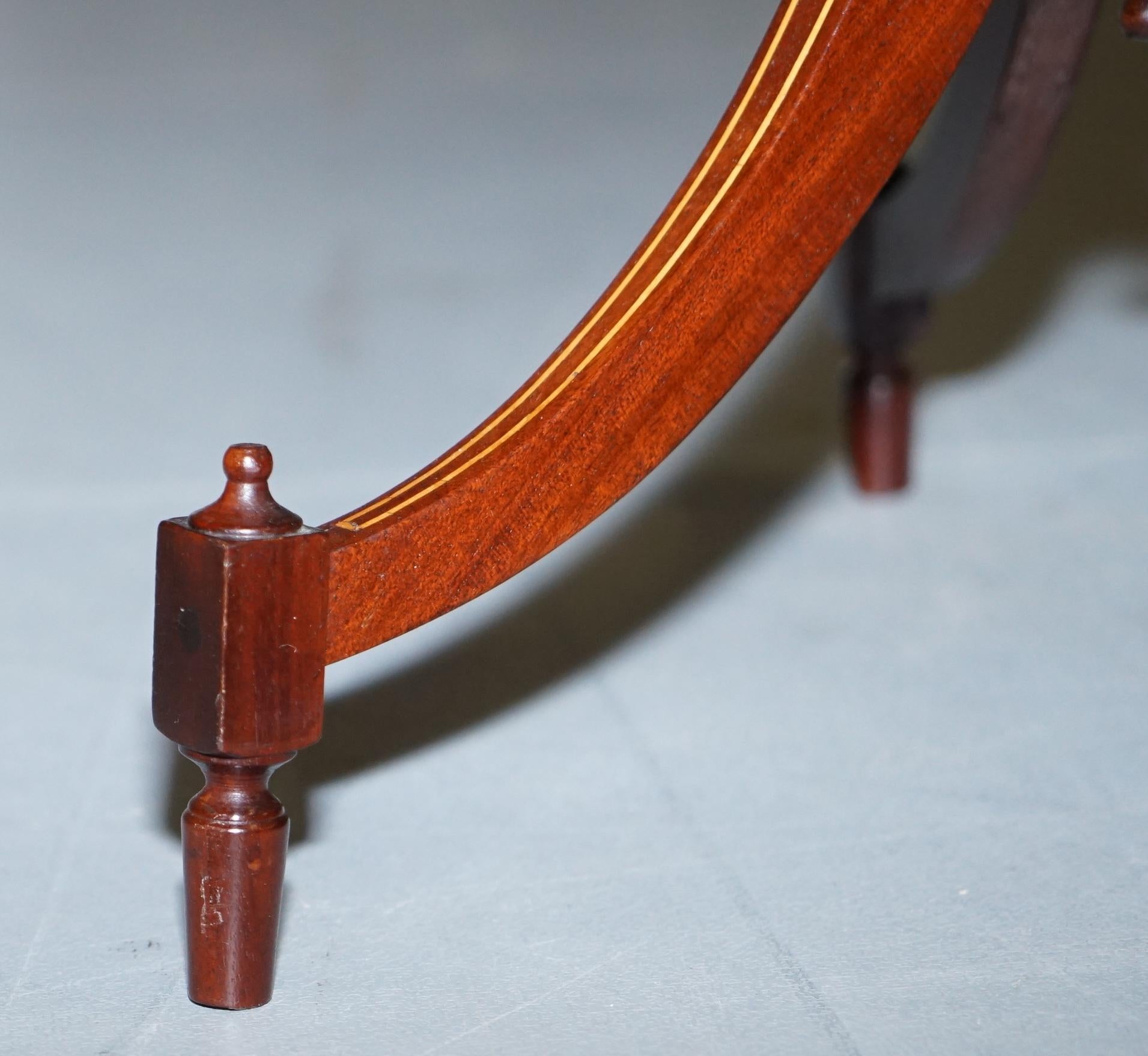 Paire de lampes d'appoint vintage à trois pieds de style Regency en noyer flammé et incrusté en vente 2
