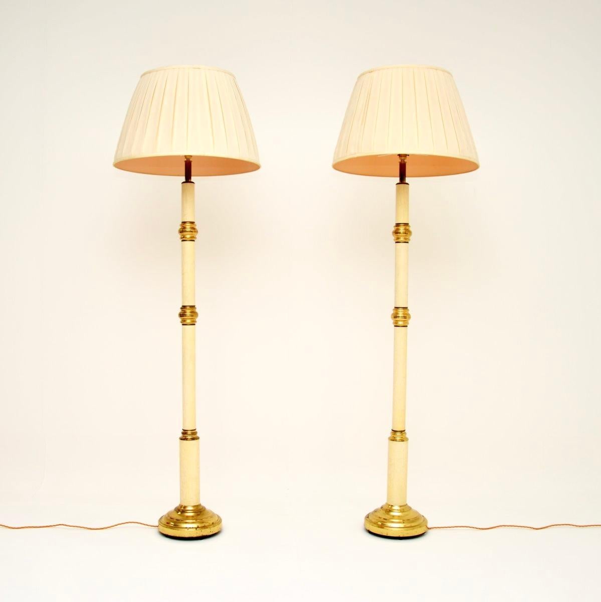 Ein absolut großartiges Paar Vintage-Stehlampen von Clive Rowland. Sie wurden in England hergestellt und stammen etwa aus den 1970er Jahren.

Die Qualität ist hervorragend, sie sind aus einer Kombination von massivem Messing und emailliertem Metall