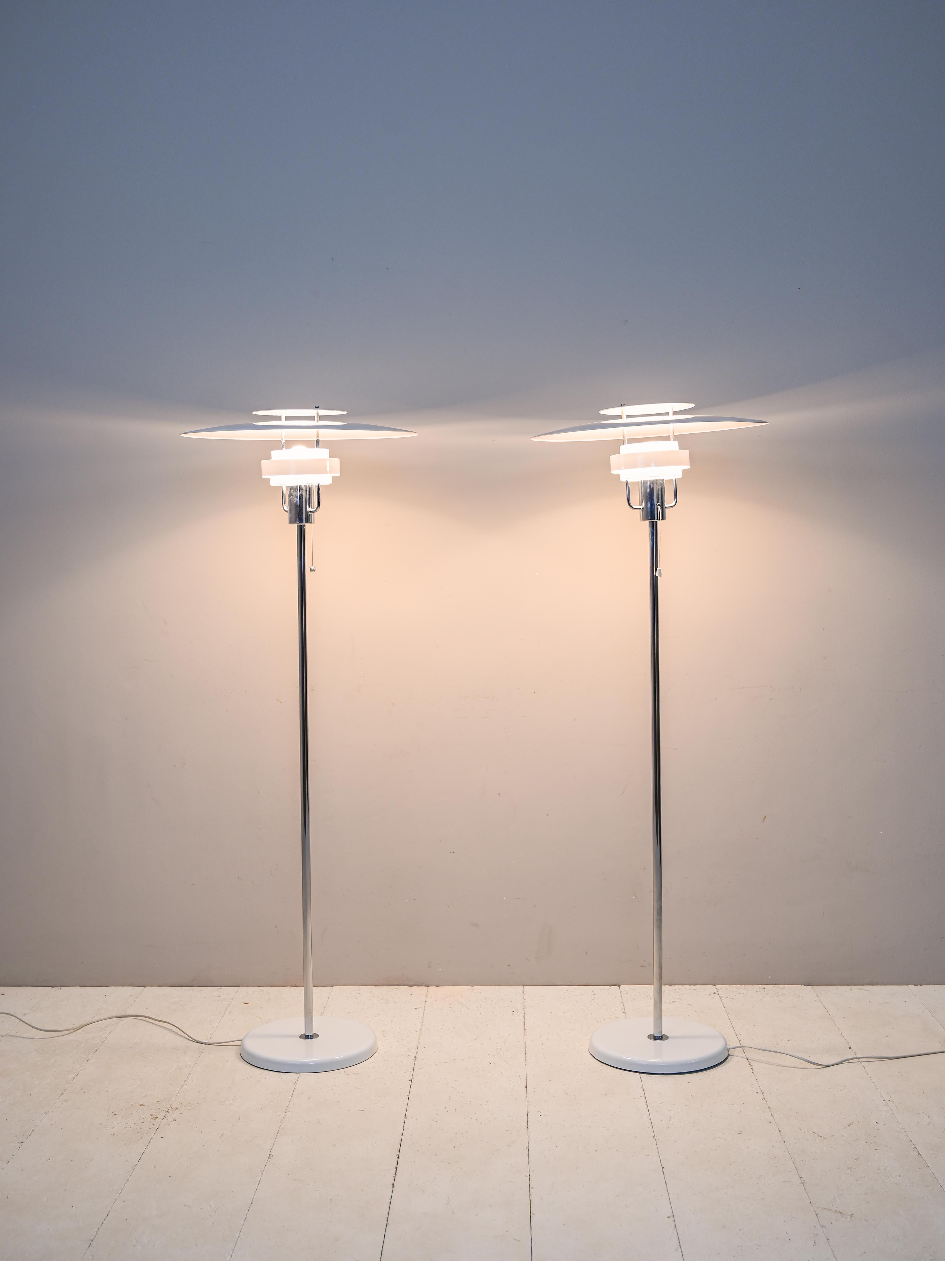 Original Scandinavian vintage 1970s lamps.

Consisting of the metal base and the shade formed by thin white enameled metal rings through which the light filters and diffuses softly.
The label attesting to their originality is present.

Good