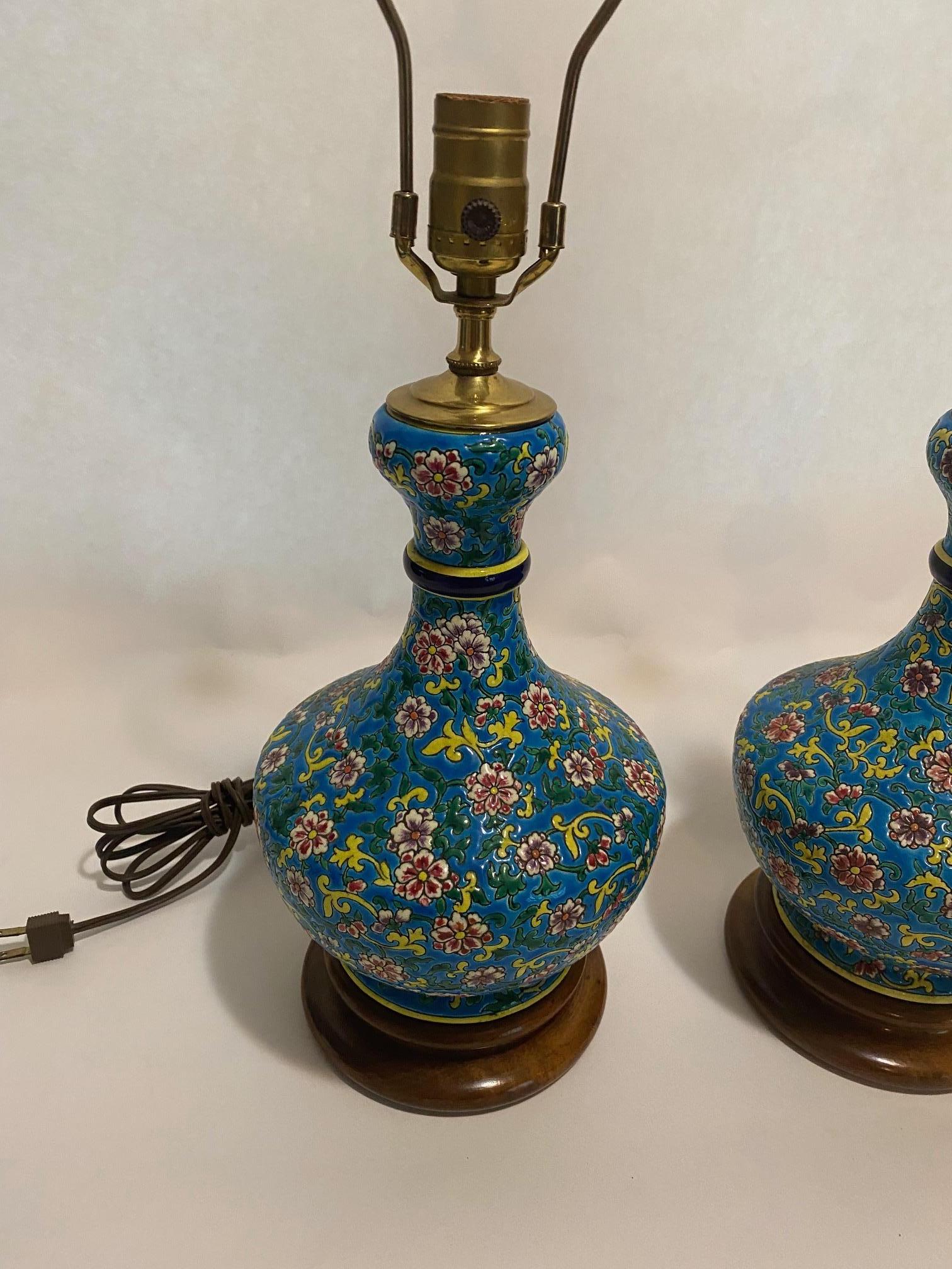 Questa coppia di lampade da tavolo è festosa e ti farà sorridere!

Graziosi vasi vintage a forma di urna di colore turchese rimessi in funzione come gioiose lampade da tavolo. Ogni vaso smaltato con decorazioni floreali è dotato di un tappo in