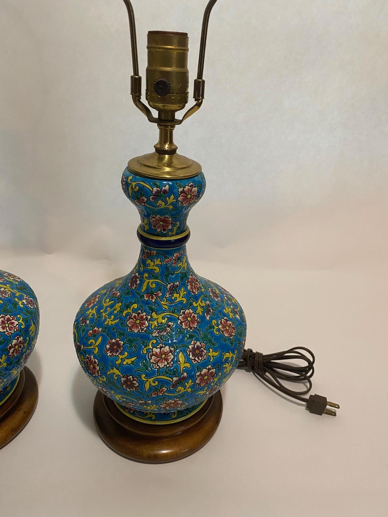 Smaltato Coppia di lampade da tavolo a vaso smaltato con decorazioni floreali d'epoca e base in mogano tornito in vendita