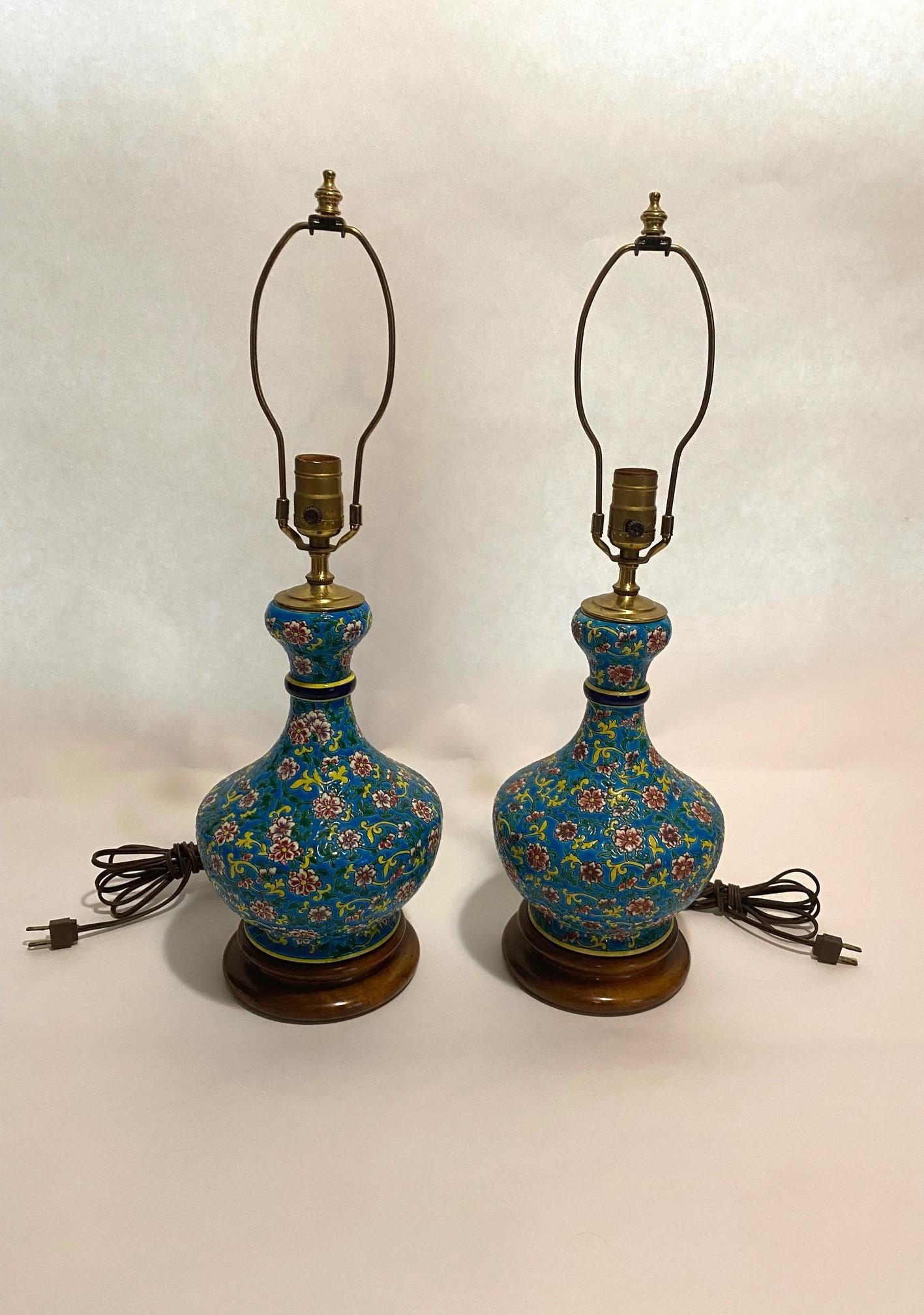 Coppia di lampade da tavolo a vaso smaltato con decorazioni floreali d'epoca e base in mogano tornito In condizioni buone in vendita a North Salem, NY