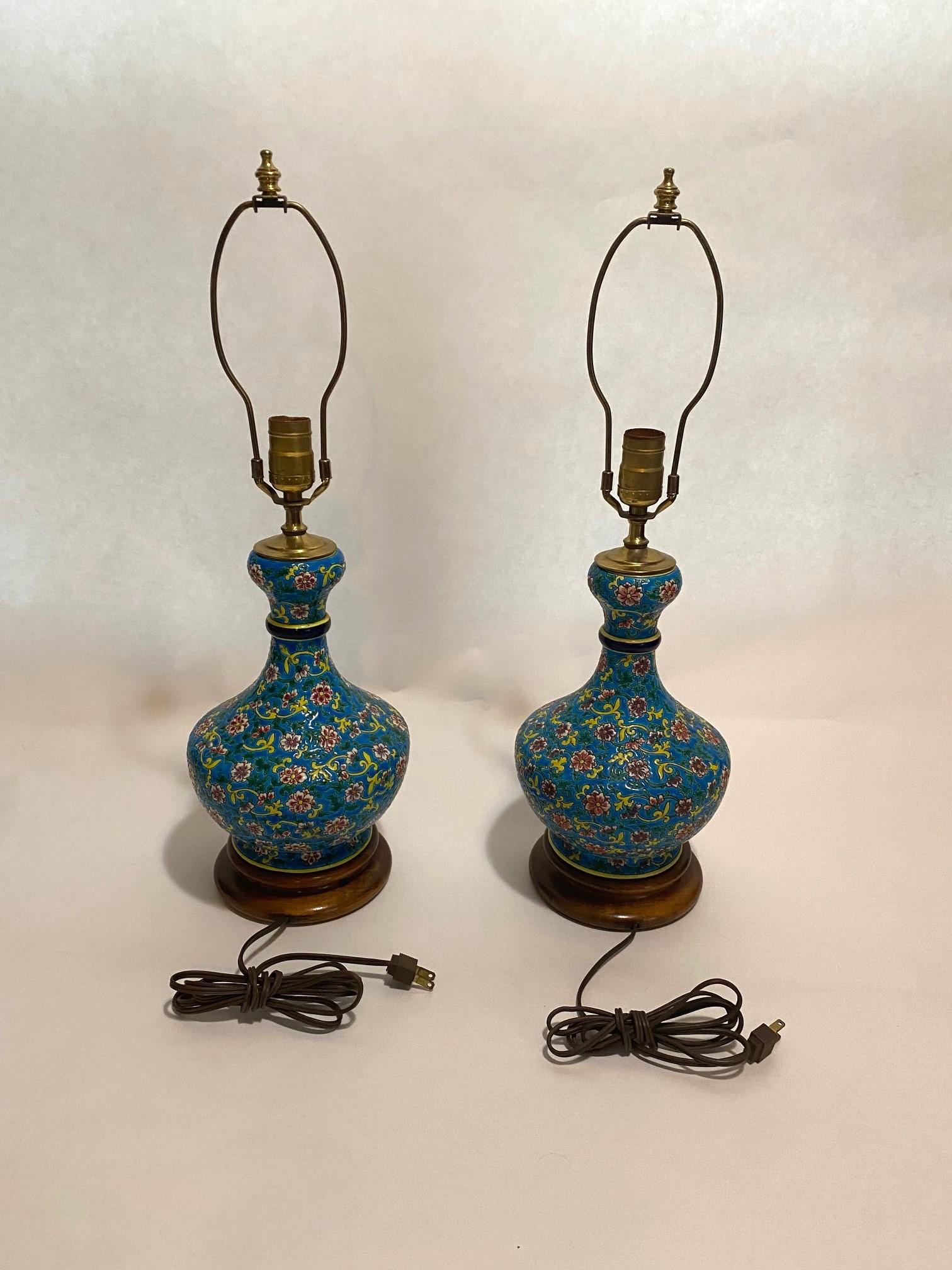 Ottone Coppia di lampade da tavolo a vaso smaltato con decorazioni floreali d'epoca e base in mogano tornito in vendita