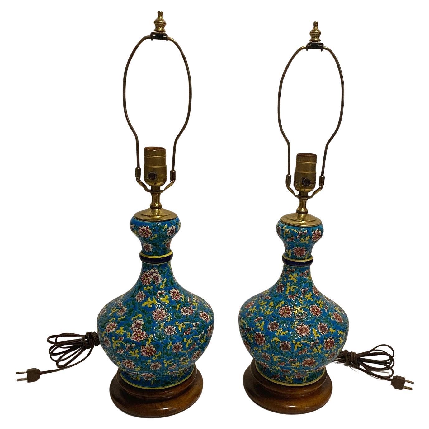 Coppia di lampade da tavolo a vaso smaltato con decorazioni floreali d'epoca e base in mogano tornito