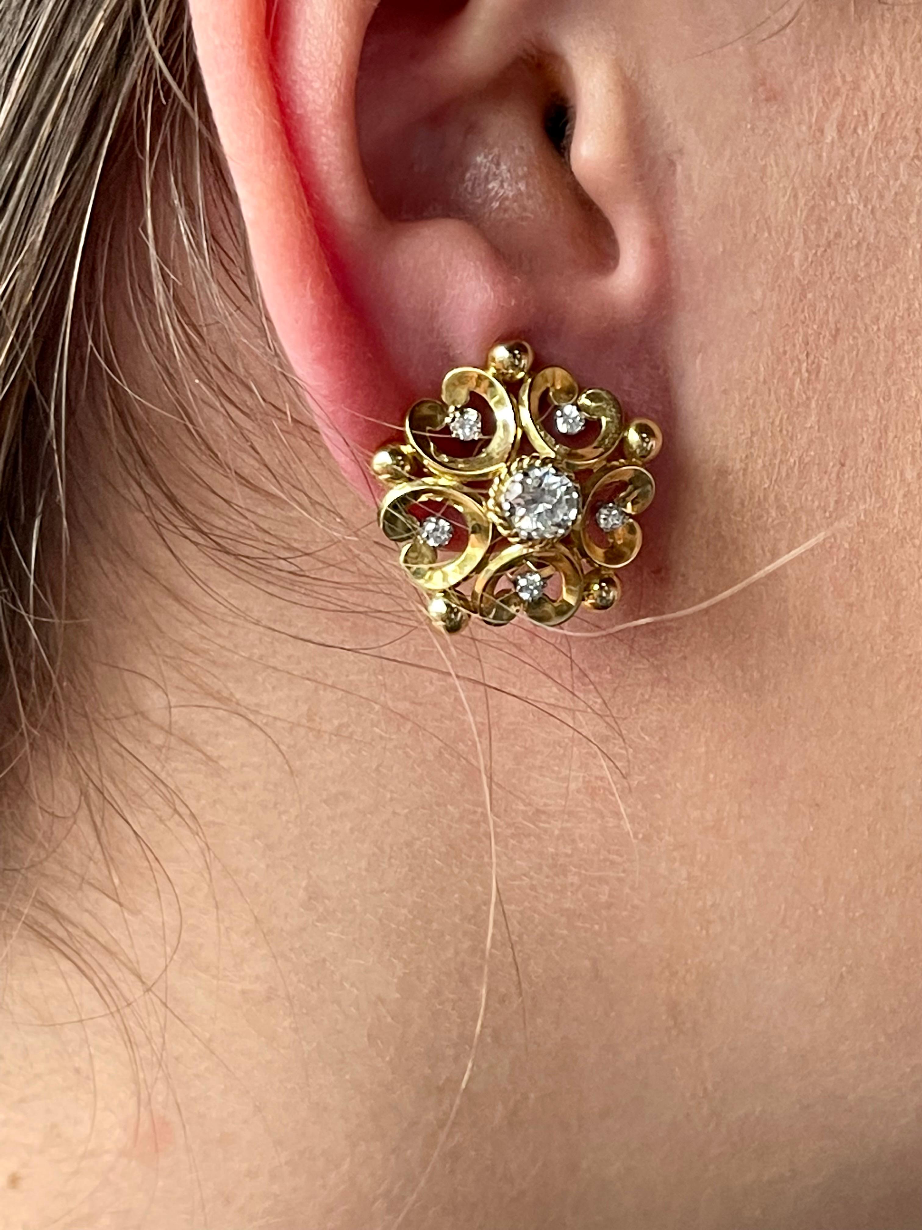 A pair of lovely vintage earclips of floral design. Set with 12 briliinat cut Diamonds with a total weight of approximately 1.06 ct. G color, vs 1 clarity. The 2 centre stones weigh approximately 0.86 ct. Signed by the renowned company Gübelin
