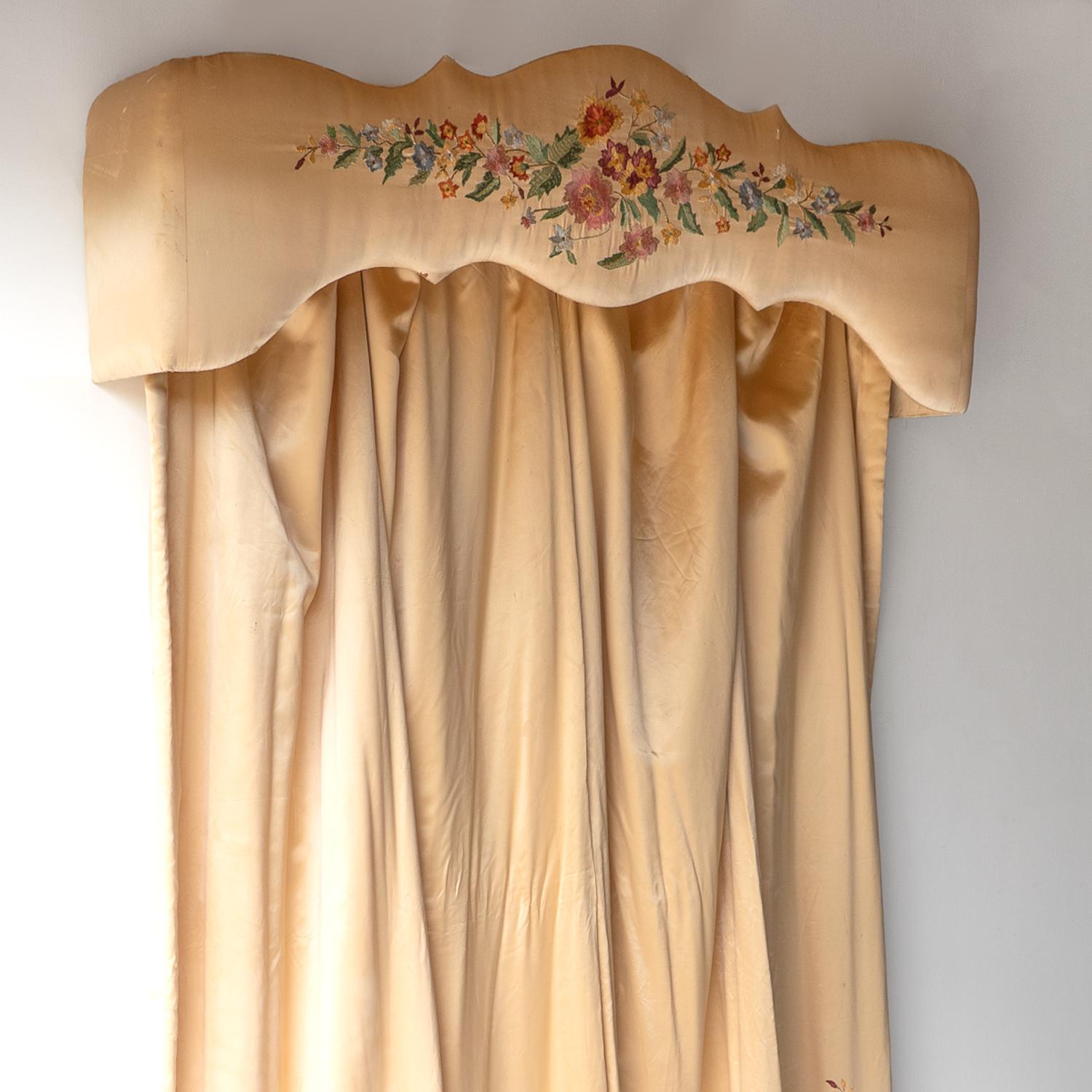 Satin PAIR OF VINTAGE FLORAL EMBROIDERED LINED PEACH SILK CURTAINS WITH PELMET, 1920s