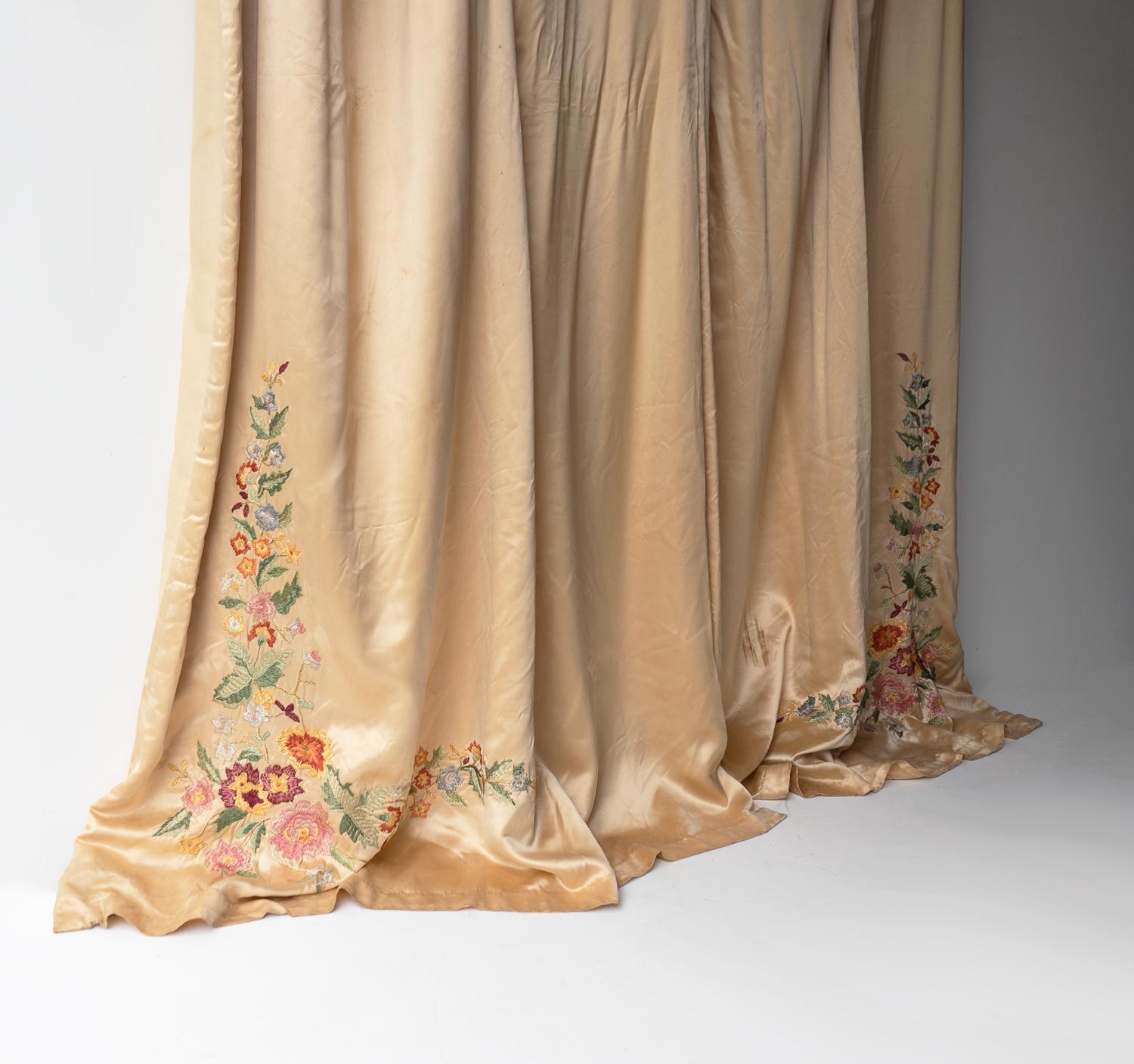 PAIR OF VINTAGE FLORAL EMBROIDERED LINED PEACH SILK CURTAINS WITH PELMET, 1920s 1