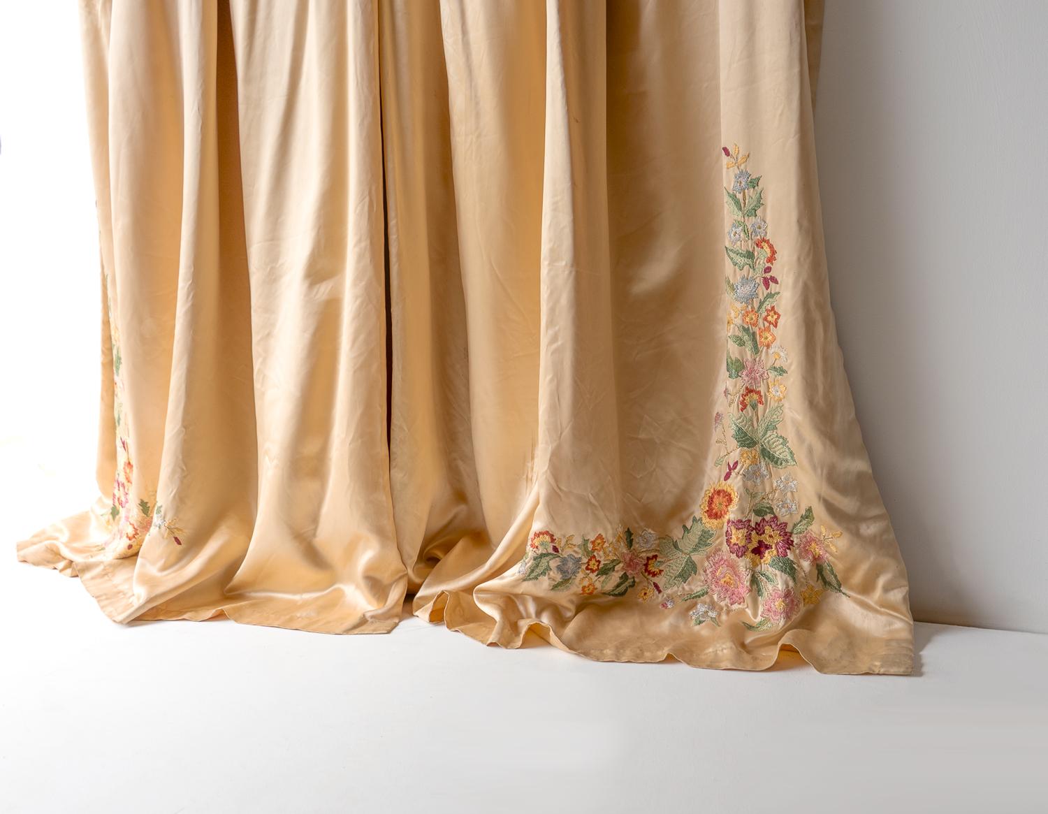 PAIR OF VINTAGE FLORAL EMBROIDERED LINED PEACH SILK CURTAINS WITH PELMET, 1920s 2