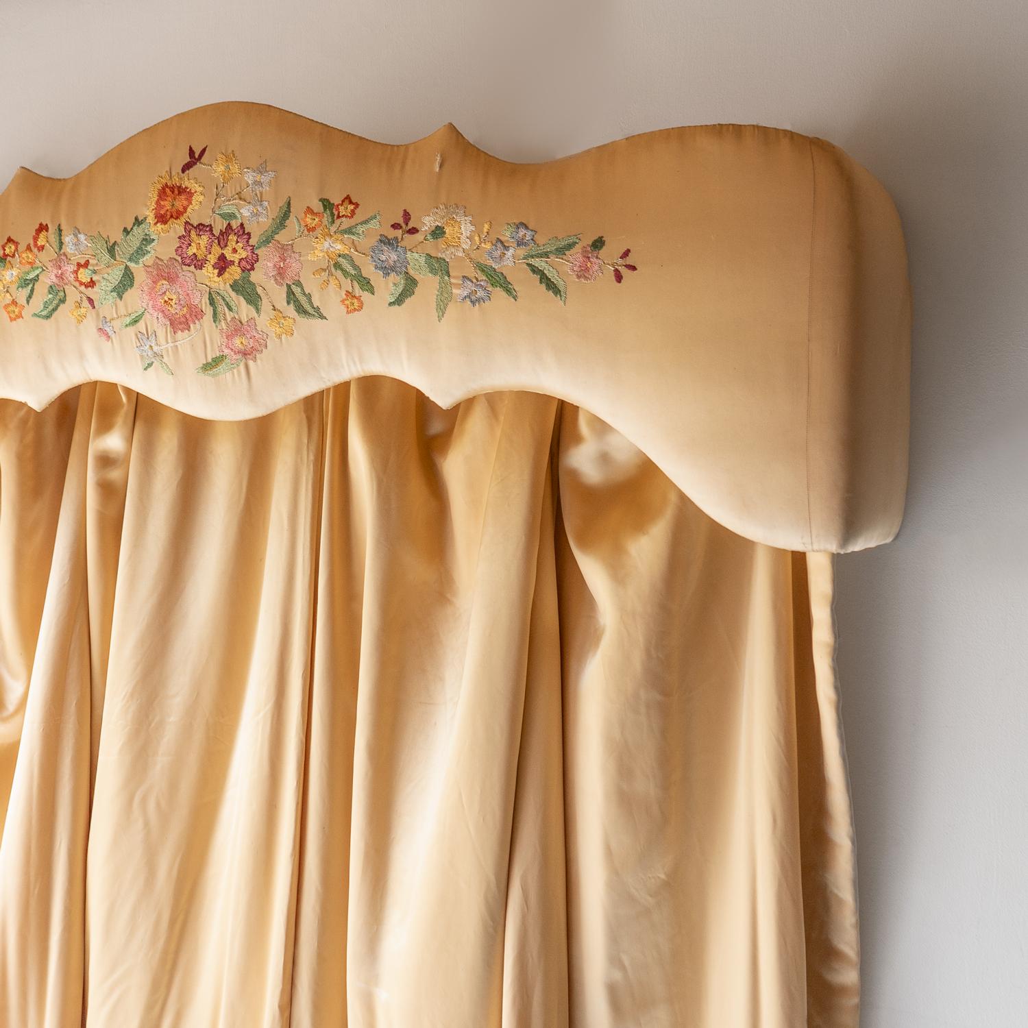 PAIR OF VINTAGE FLORAL EMBROIDERED LINED PEACH SILK CURTAINS WITH PELMET, 1920s 3