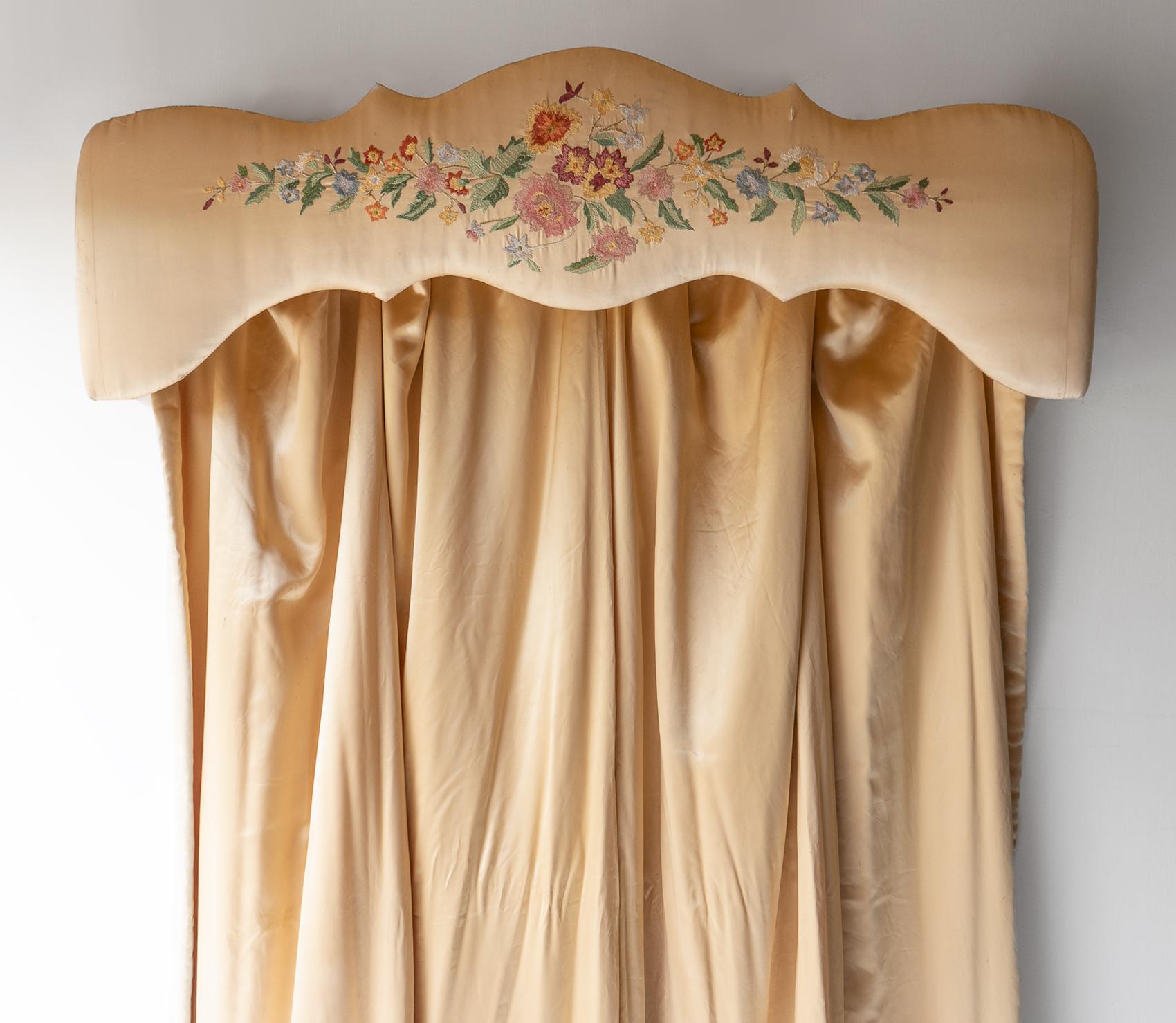 PAIR OF VINTAGE FLORAL EMBROIDERED LINED PEACH SILK CURTAINS WITH PELMET, 1920s 4