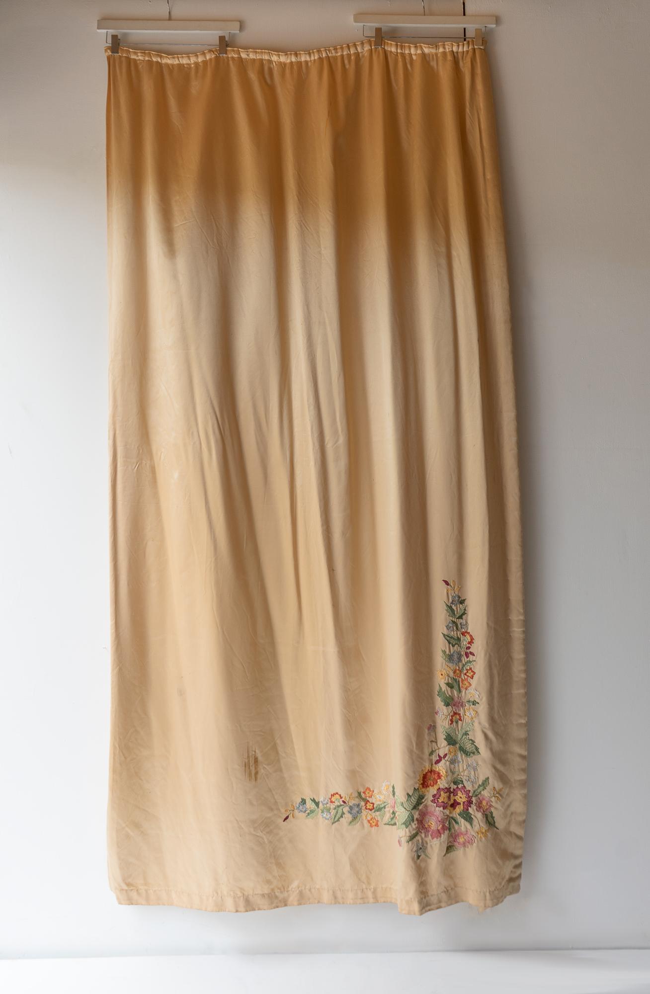 PAIR OF VINTAGE FLORAL EMBROIDERED LINED PEACH SILK CURTAINS WITH PELMET, 1920s 5