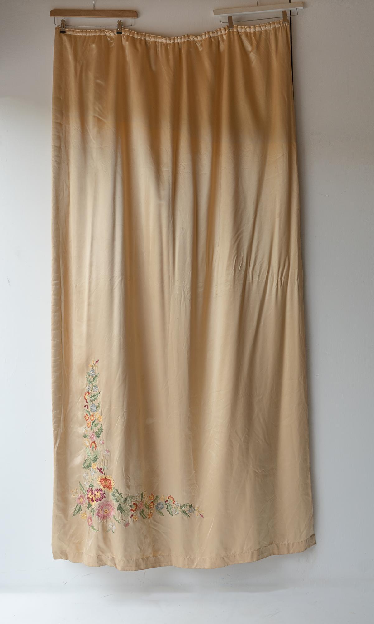 PAIR OF VINTAGE FLORAL EMBROIDERED LINED PEACH SILK CURTAINS WITH PELMET, 1920s 7