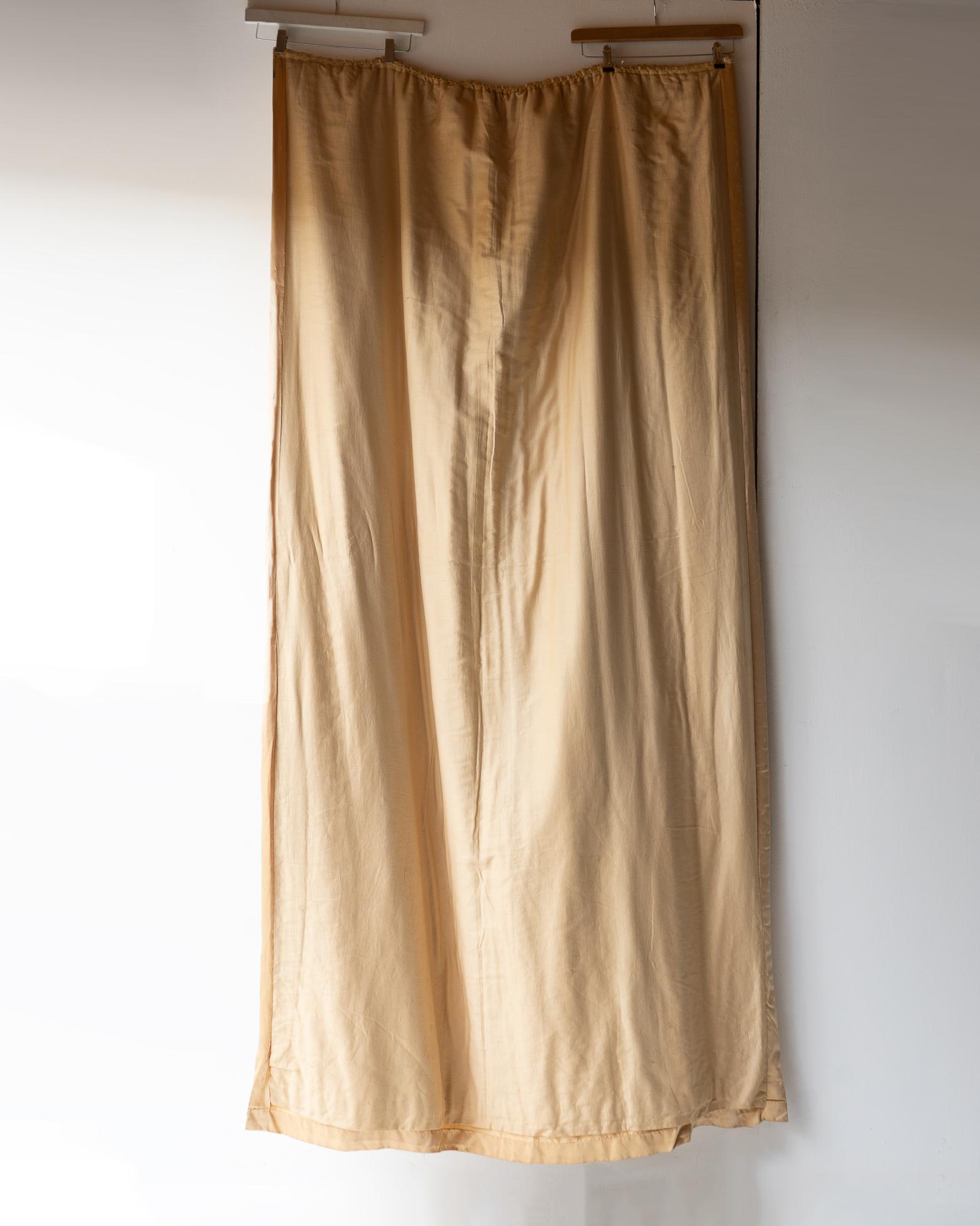 PAIR OF VINTAGE FLORAL EMBROIDERED LINED PEACH SILK CURTAINS WITH PELMET, 1920s 8