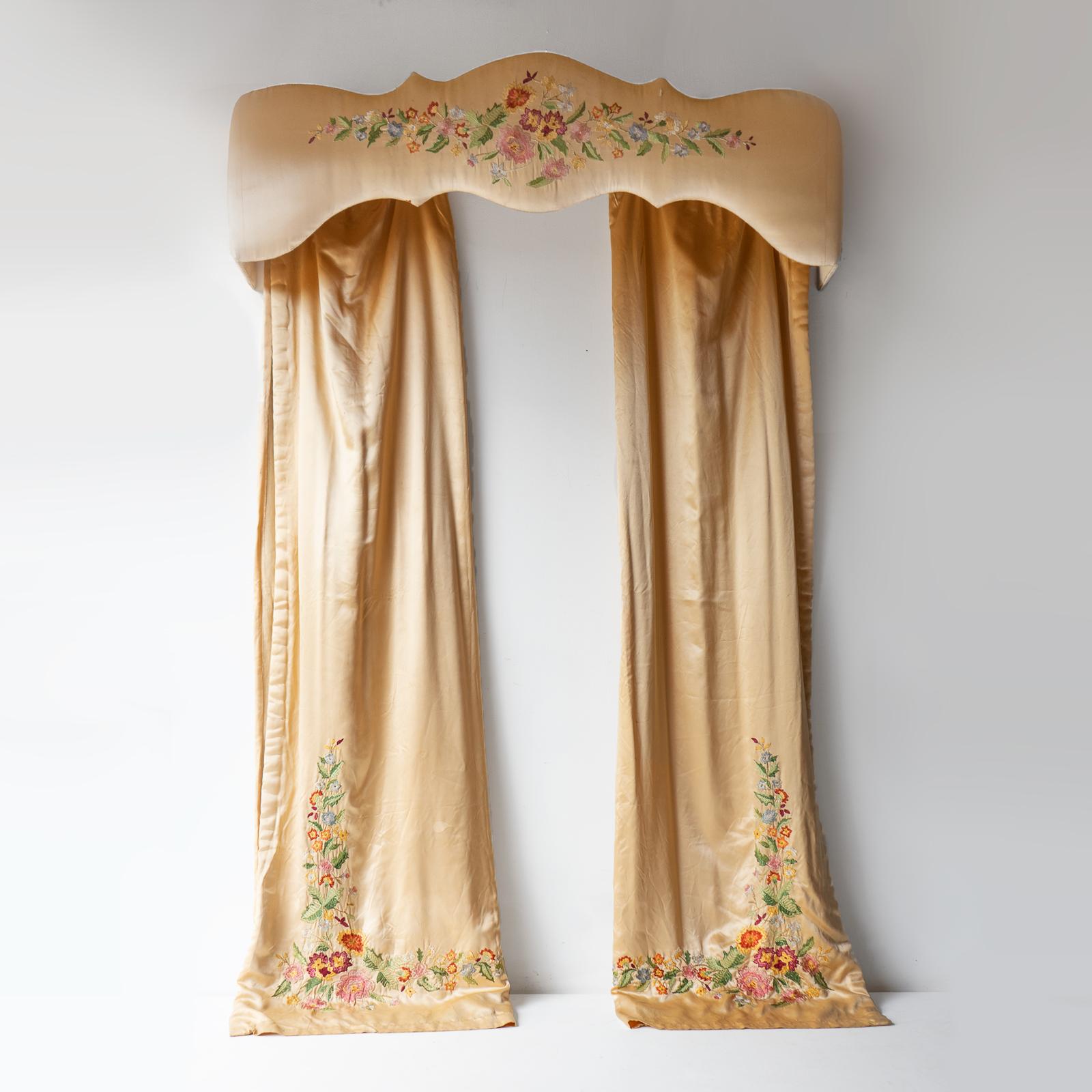 VINTAGE CURTAINS
A pair of luxurious peach-coloured silk satin curtains with embroidered floral motifs with a matching decoratively shaped pelmet.

Fully lined.

They are in good vintage condition overall, there is an odd mark/area of wear here and