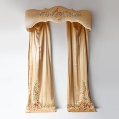PAIR OF VINTAGE FLORAL EMBROIDERED LINED PEACH SILK CURTAINS WITH PELMET, 1920s