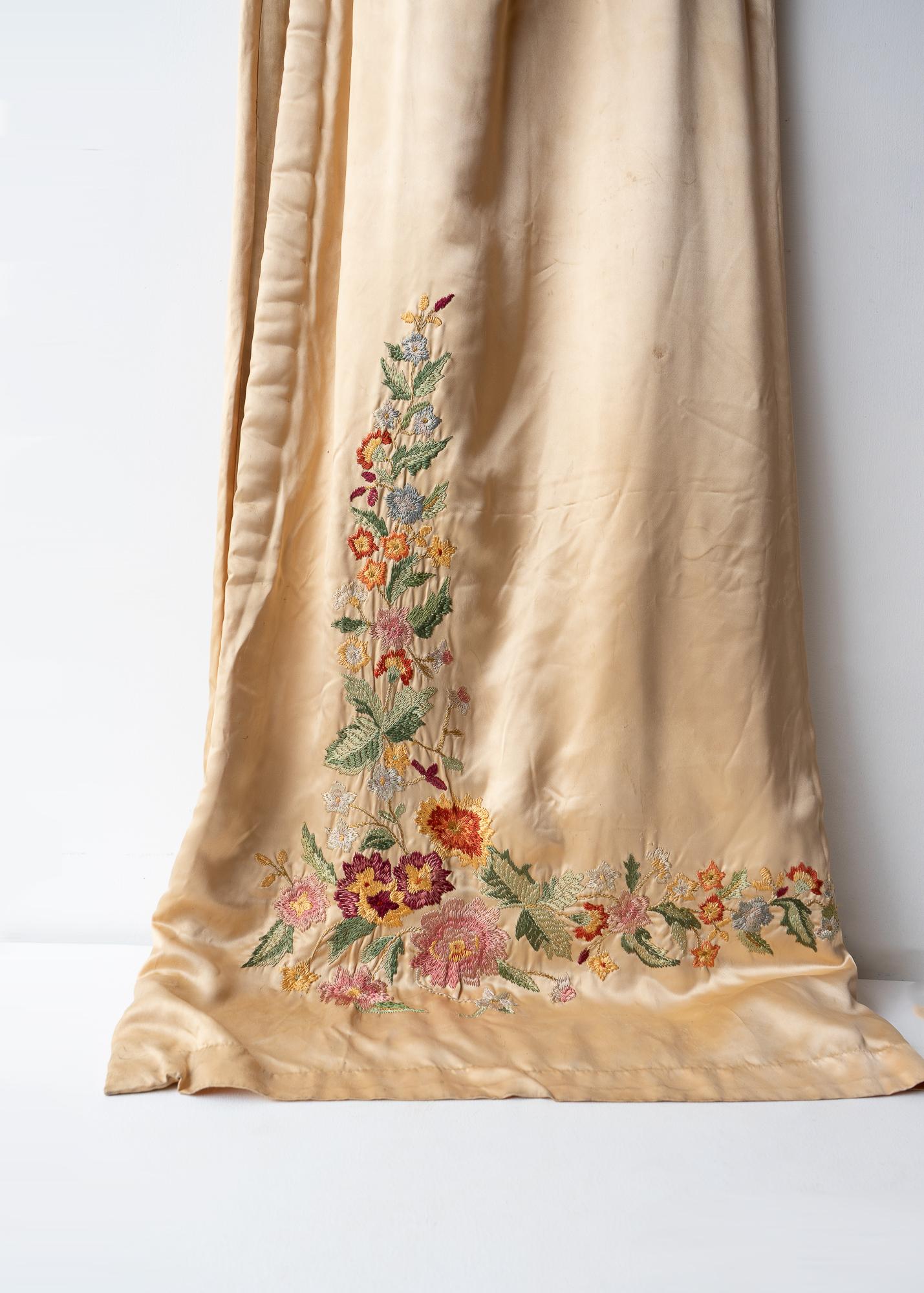 French PAIR OF VINTAGE FLORAL EMBROIDERED LINED PEACH SILK CURTAINS WITH PELMET, 1920s