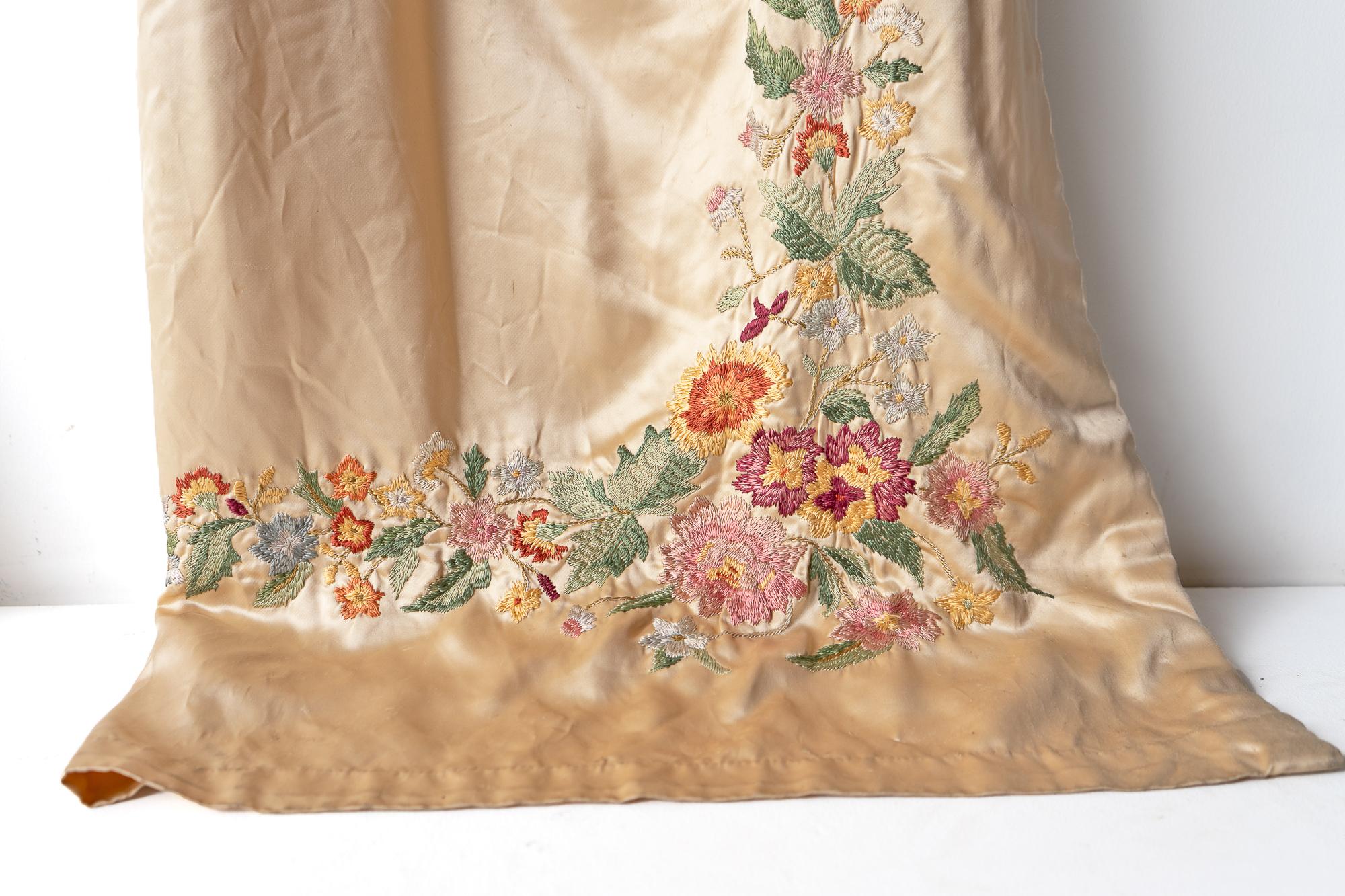 Hand-Crafted PAIR OF VINTAGE FLORAL EMBROIDERED LINED PEACH SILK CURTAINS WITH PELMET, 1920s
