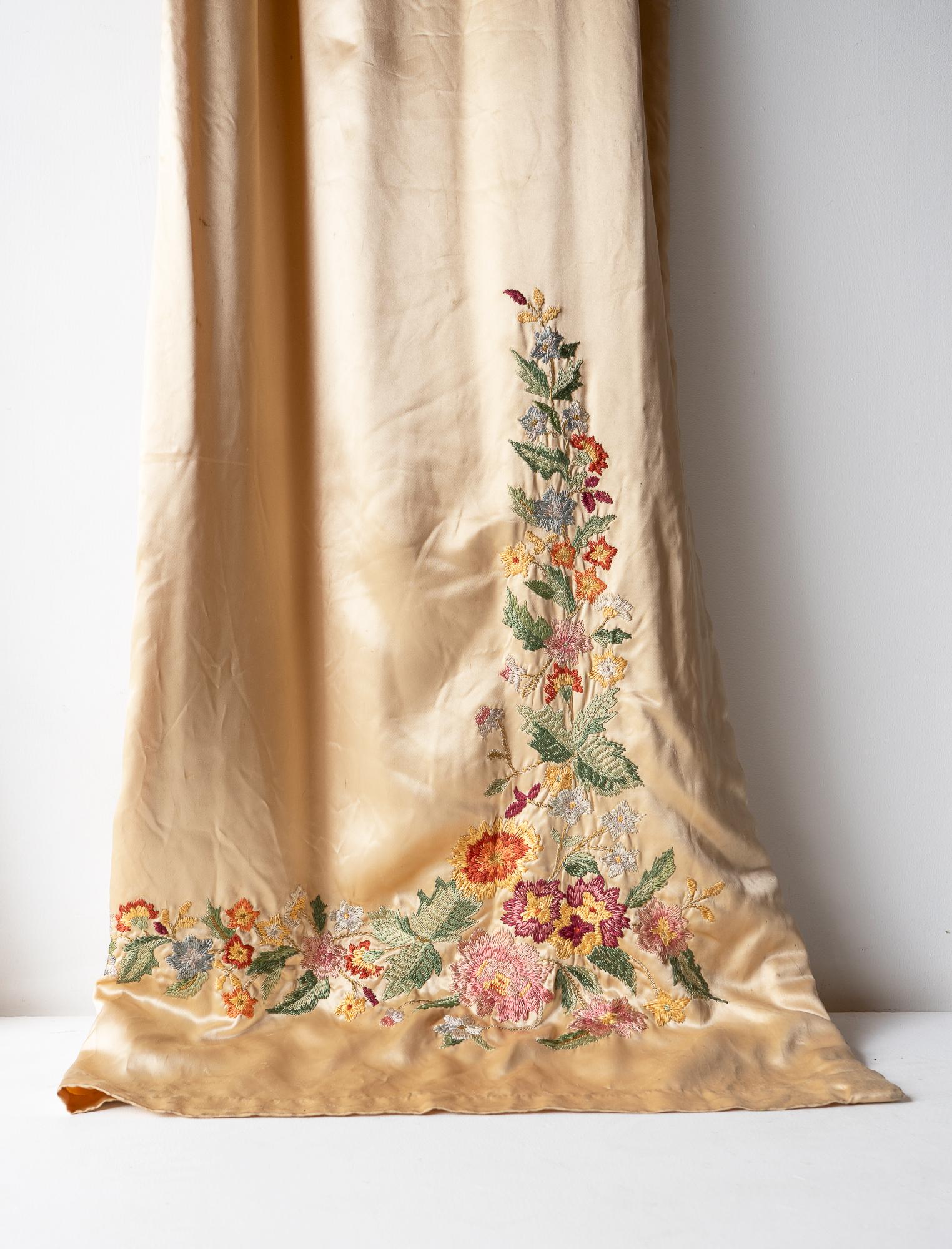 PAIR OF VINTAGE FLORAL EMBROIDERED LINED PEACH SILK CURTAINS WITH PELMET, 1920s In Good Condition In Bristol, GB