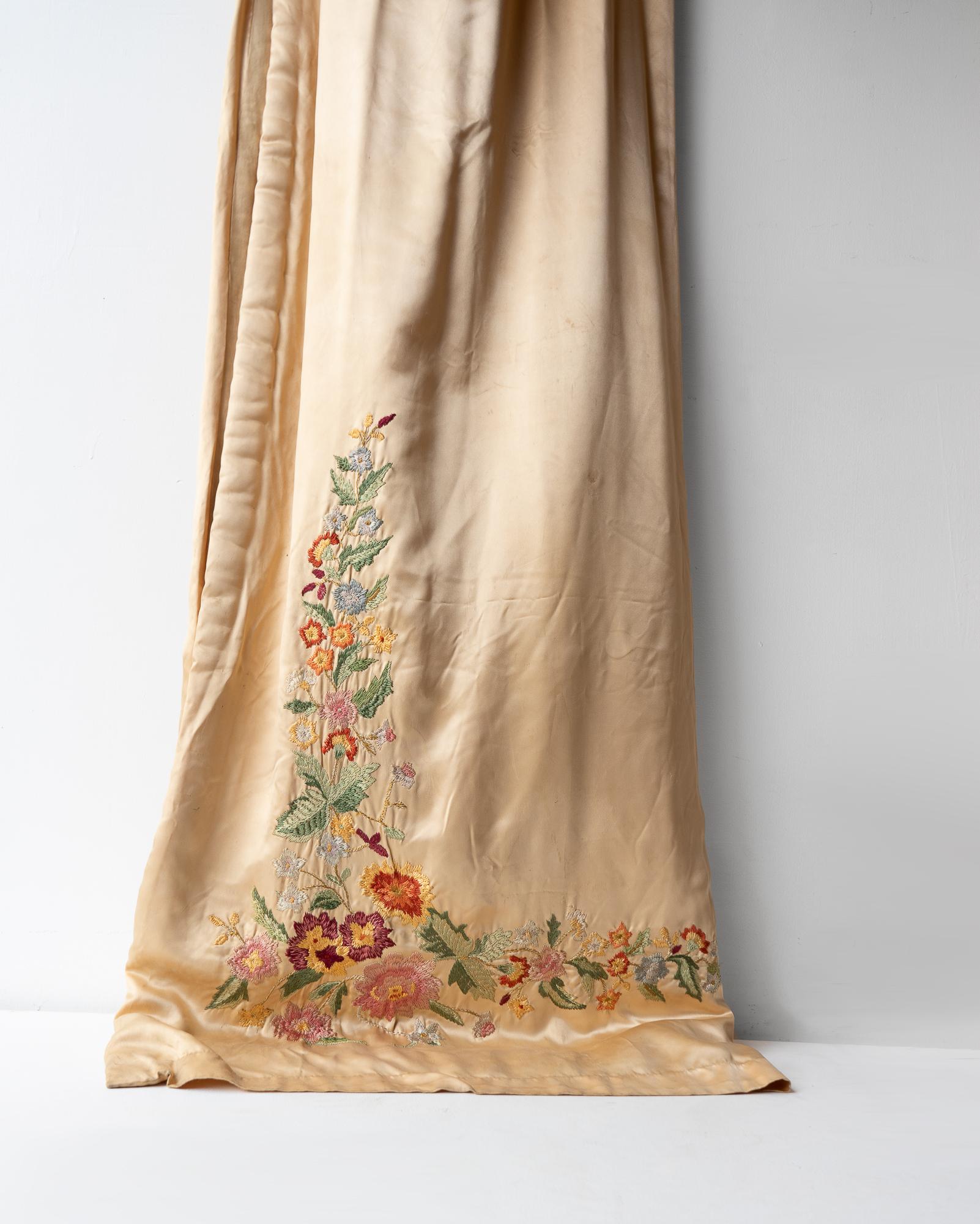 20th Century PAIR OF VINTAGE FLORAL EMBROIDERED LINED PEACH SILK CURTAINS WITH PELMET, 1920s