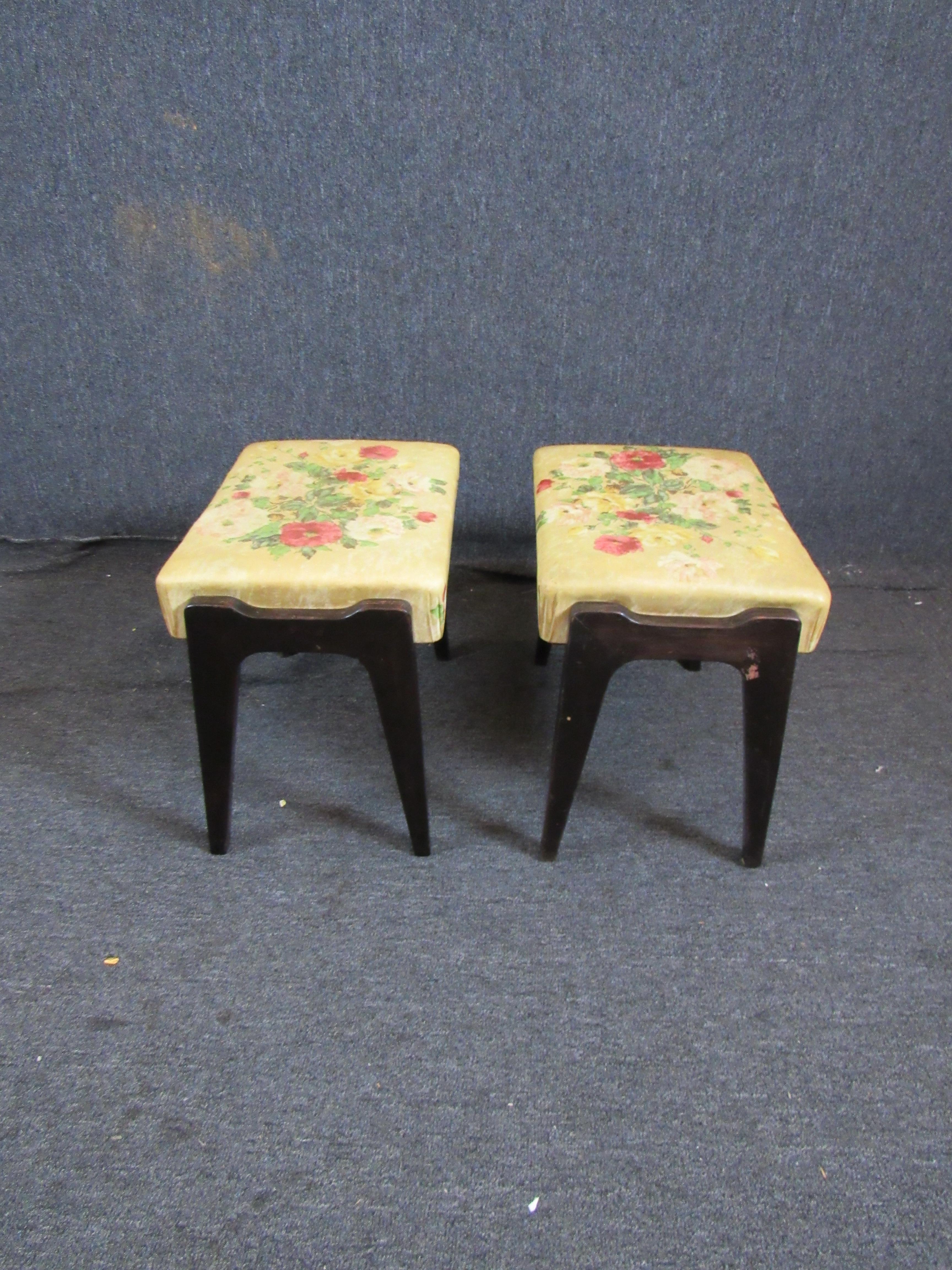 Pair of Vintage Floral Ottomans In Good Condition For Sale In Brooklyn, NY