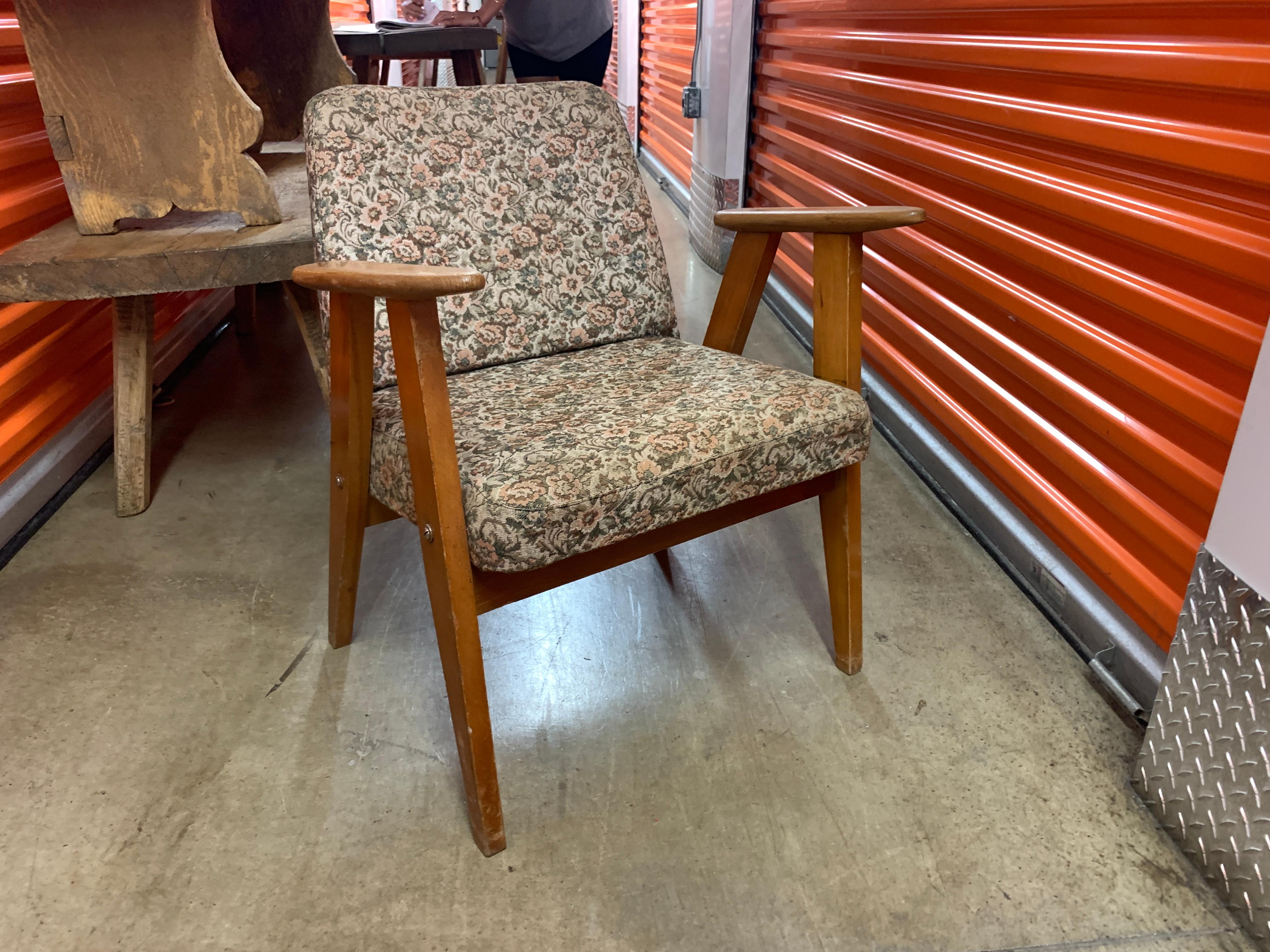 Pair of Vintage Floral Pattern Armchairs In Good Condition In Los Angeles, CA
