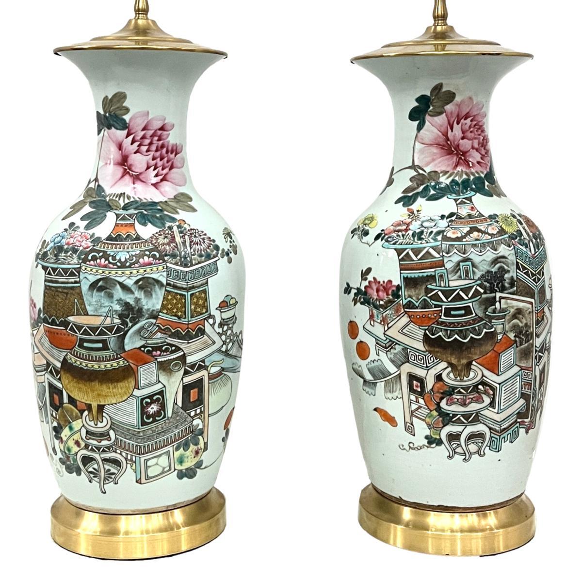 Paire de lampes de table en porcelaine chinoise des années 1950 à motif floral.

Mesures :
Hauteur du corps : 20