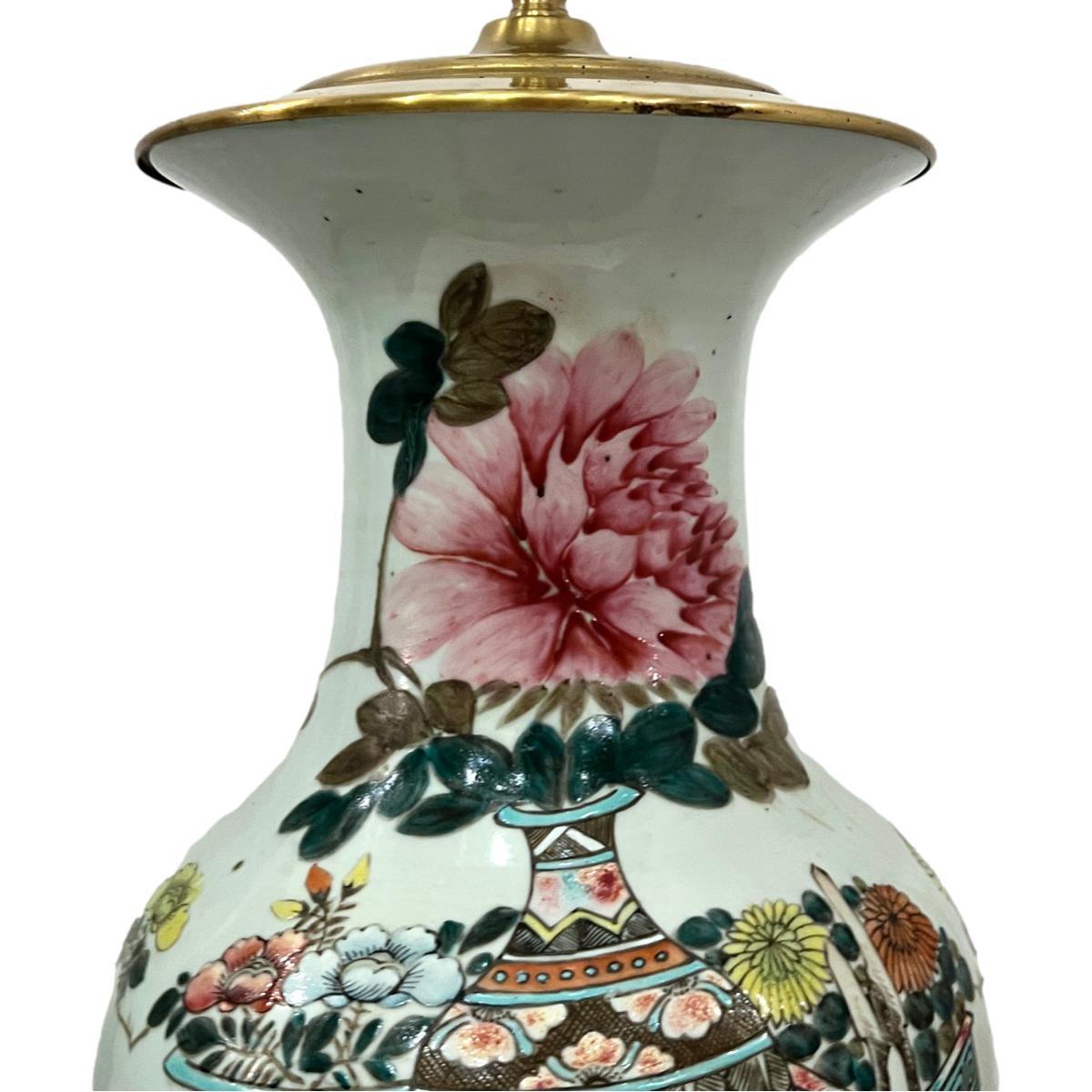 Chinois Paire de lampes vintage en porcelaine à fleurs en vente