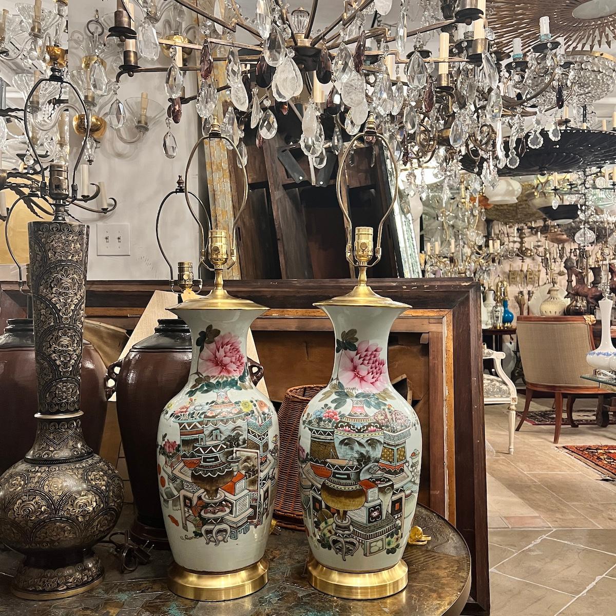 Paire de lampes vintage en porcelaine à fleurs Bon état - En vente à New York, NY