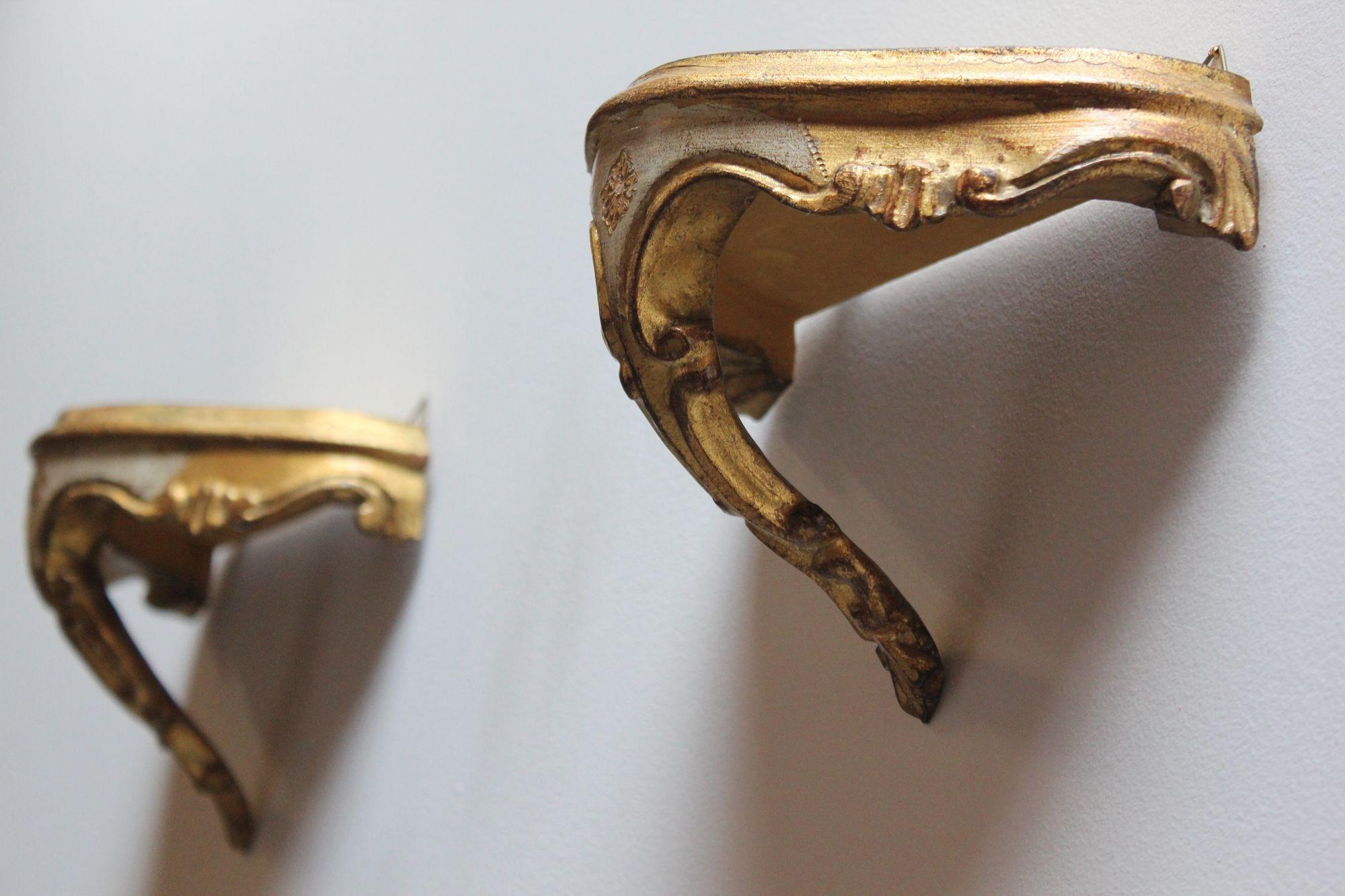 Pair of Vintage Florentine Giltwood Wall Brackets/Shelves with Rocaille Flourish In Good Condition For Sale In Brooklyn, NY