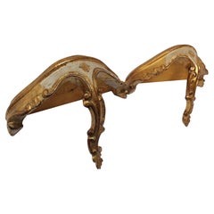 Coppia di mensole e scaffali d'epoca in legno dorato Florentine con decorazioni Rocaille