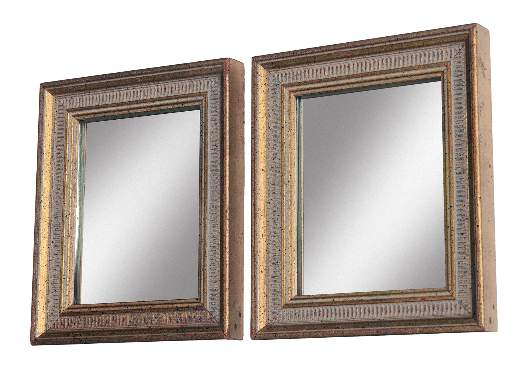Specchi con cornice dorata Florentine.
Una classica coppia di piccoli specchi d'accento.
Specchio nuovo, mai usato.