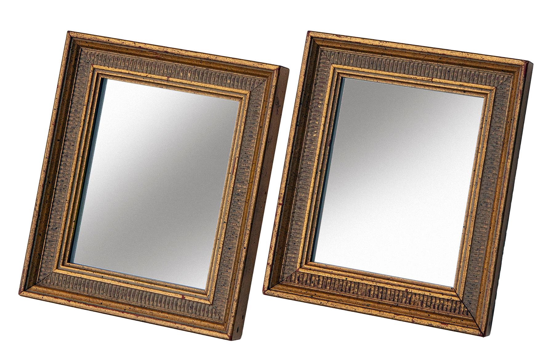 Legno dorato Piccoli specchi Florentine d'epoca; una coppia in vendita
